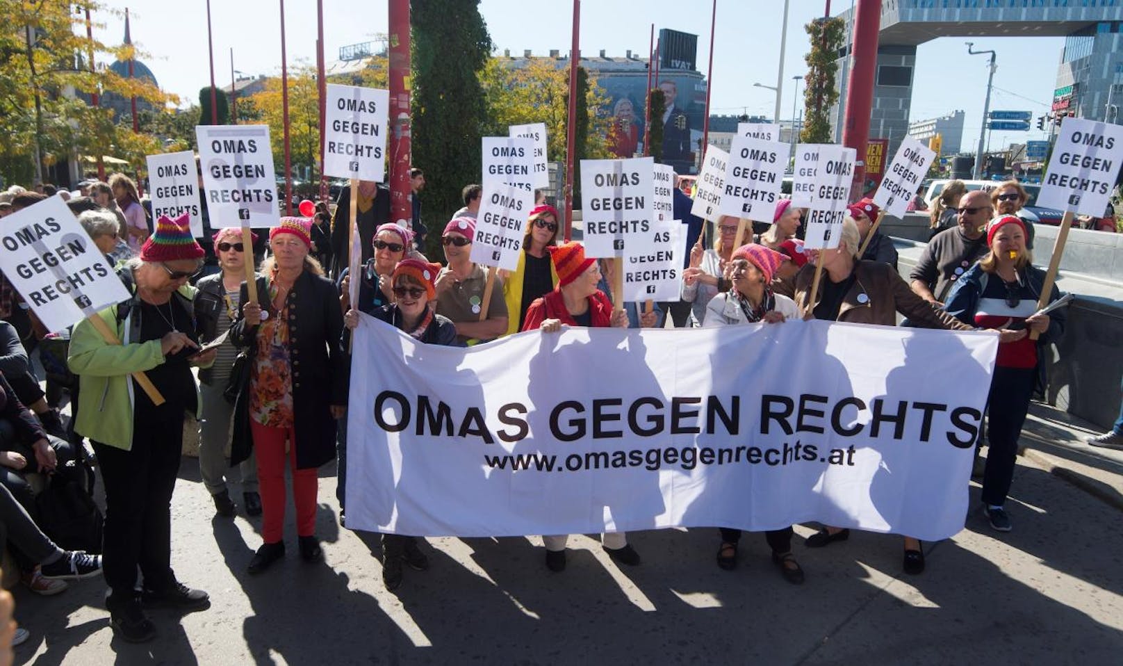 Die Omas pochen auf das Recht auf Asyl "für all jene, die vor Krieg, Verfolgung und Zerstörung fliehen".