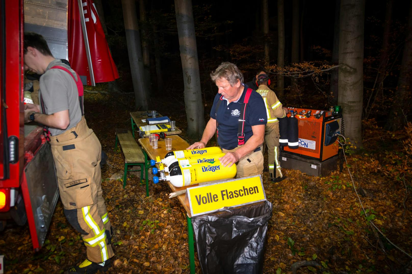 130 Feuerwehrmitglieder löschten den Waldbrand, den zwei Piloten entdeckt hatten.