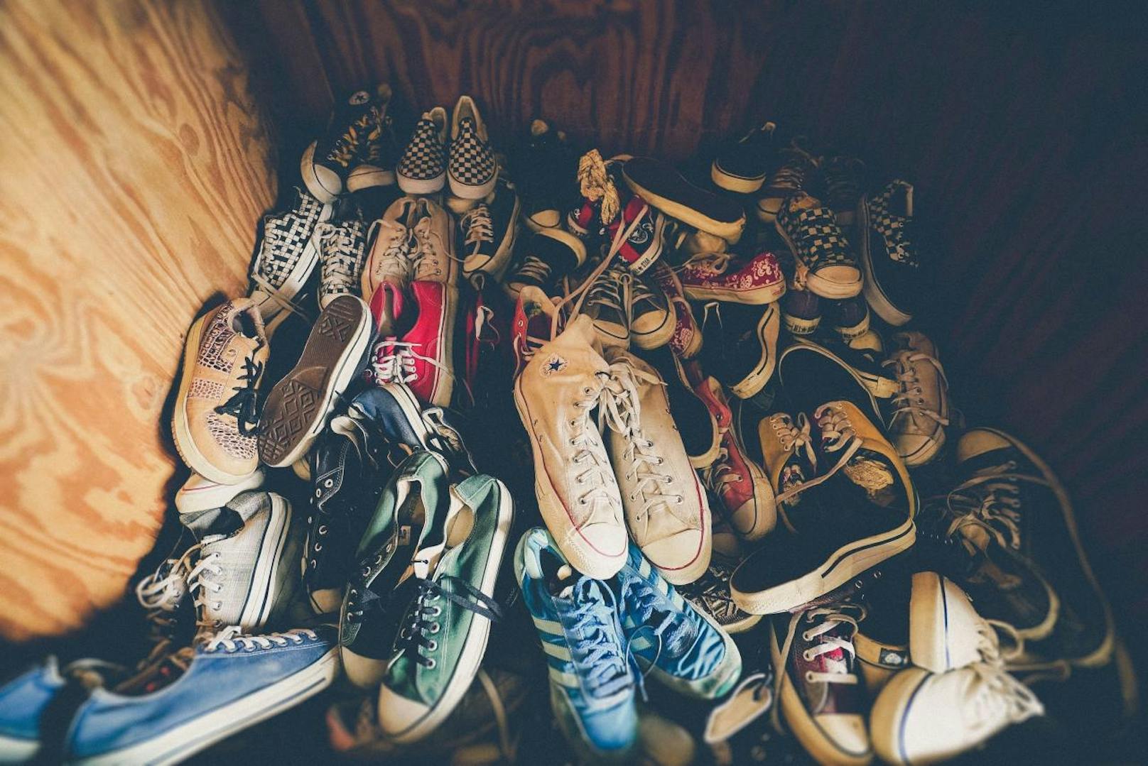 <b>Schuhparadies</b>
Wenn sich die Sneakers, Gummistiefel und Schnürschuhe vor der Haustür stapeln, kann man davon ausgehen, dass da eine größere Familie daheim ist. Nicht nur die Schuhgröße, auch der Geruch verrät, in welchem Alter die Kinder sein dürften.