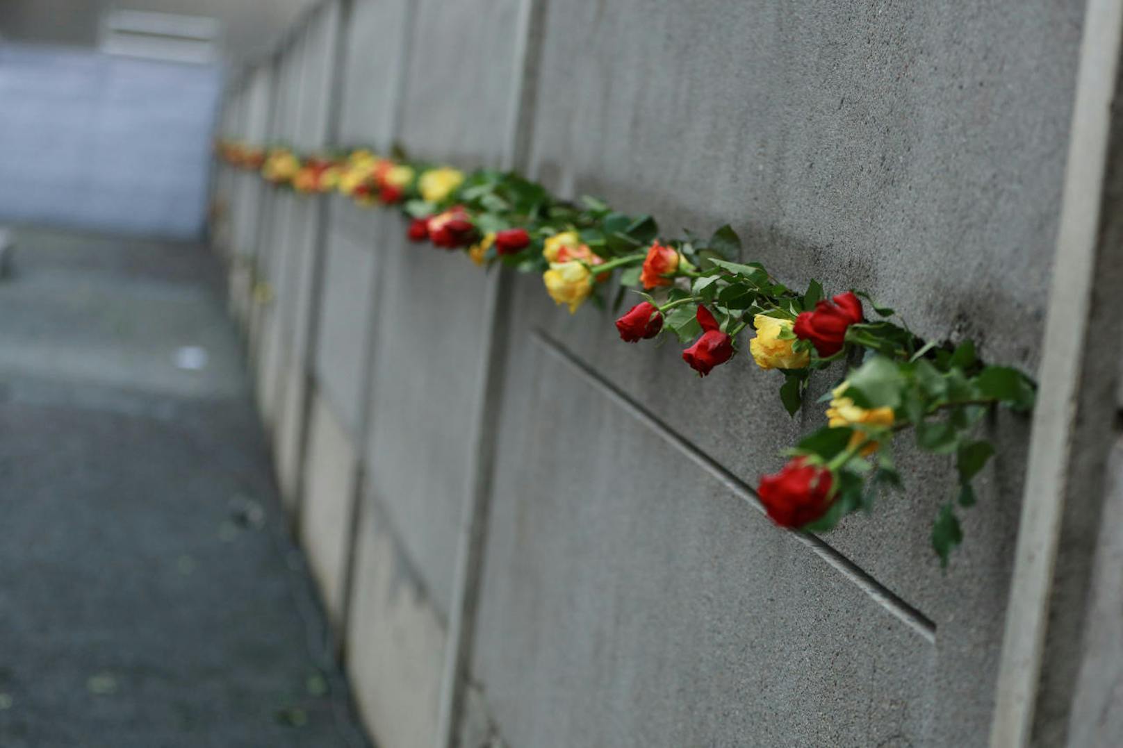 In Erinnerung an die Mauertoten wurde die Mauer mit Blumen geschmückt.
