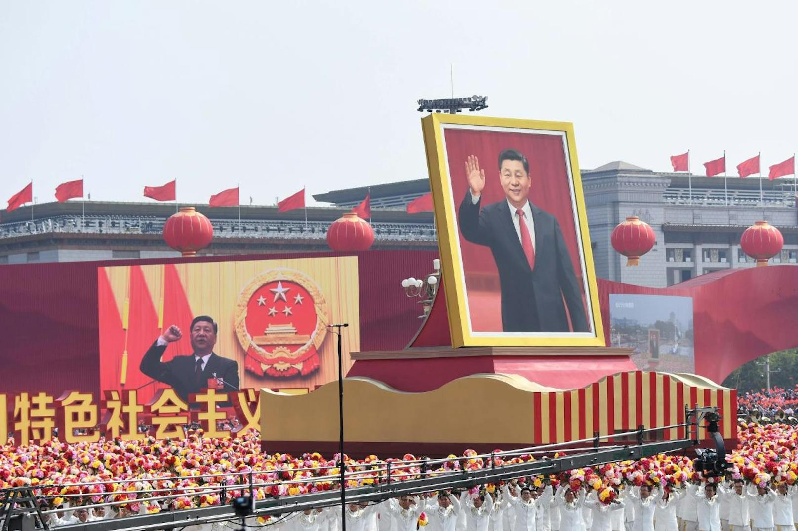 Xi Jinping, der nach einer Verfassungsänderung auf Lebenszeit im Amt bleiben kann, wurde am Nationalfeiertag als unangefochtener Führer des Milliardenvolkes gefeiert.