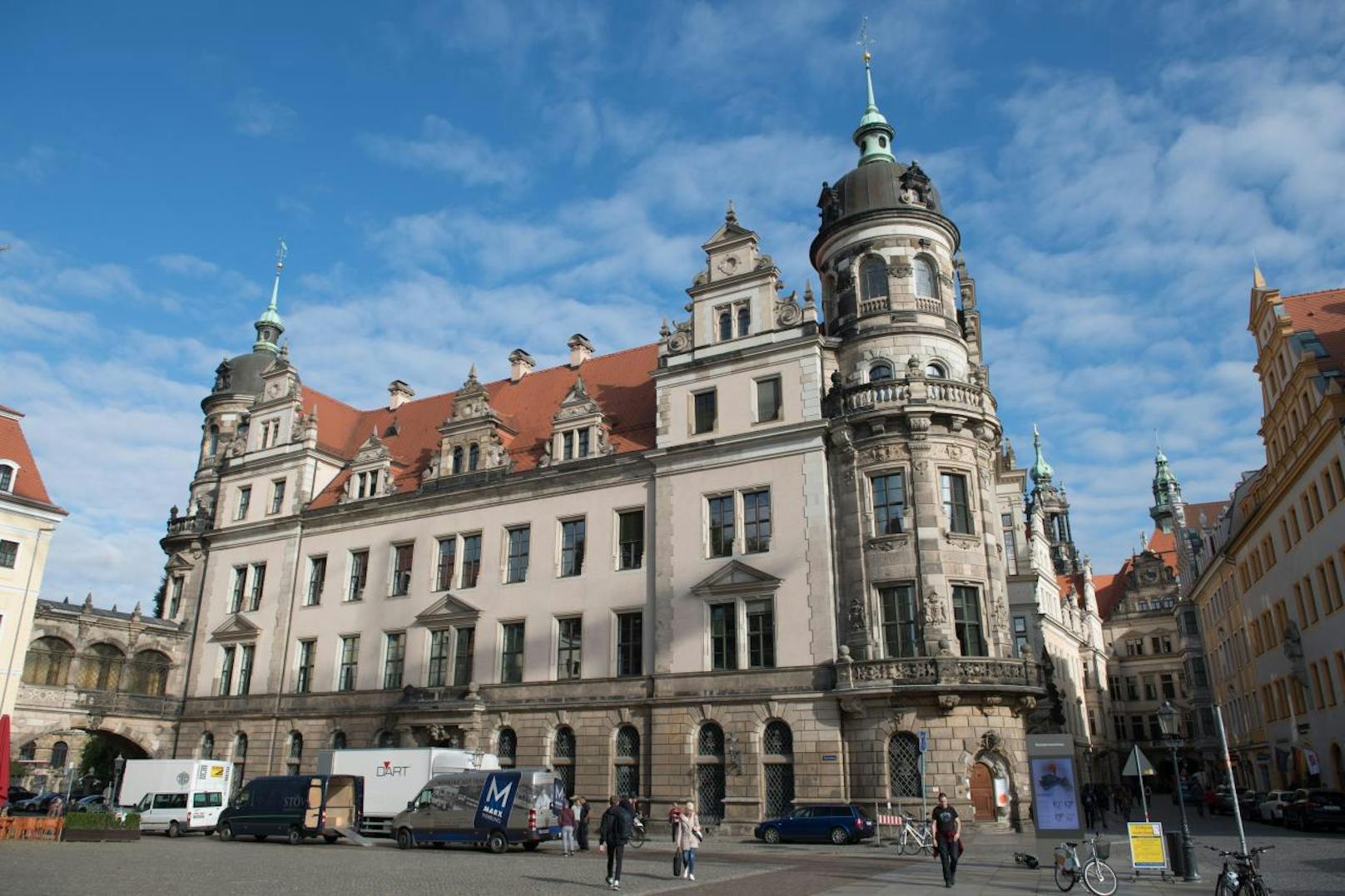 Das Residenzschloss in Dresden wurde am Montag Ziel von Dutzenden Streifenwagen.