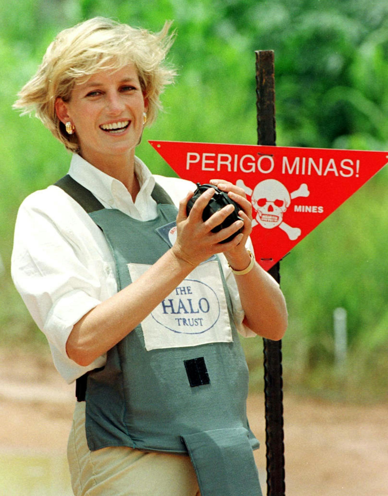Kein Angst zeigen: Hier hält Diana eine der hochgefährlichen Landminen. Minen führten in den letzten 30 Jahren zum Tod von rund einer Million Menschen. Davon war ein Fünftel Soldaten und vier Fünftel Zivilisten, die den Minen oft erst nach Beendigung des Konflikts zum Opfer fielen. Insgesamt sind ca. 25 % der Opfer Kinder...
