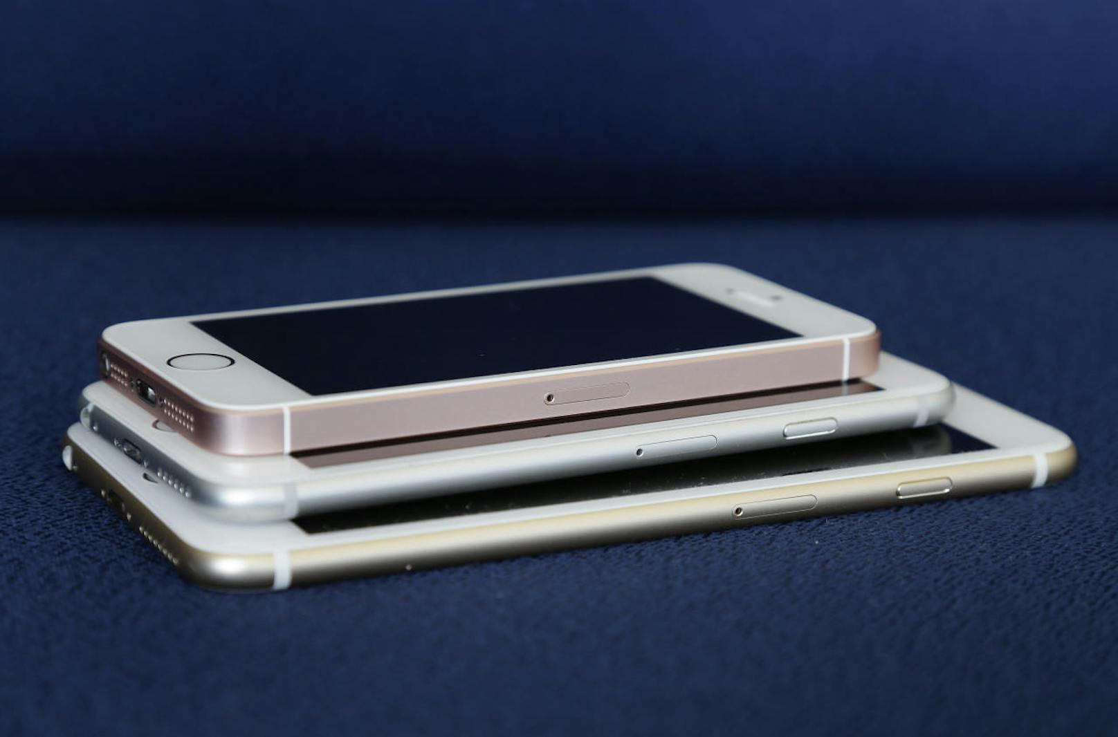 Mittlerweile sind Geräte mit kleinerem Bildschirm rar geworden. Hier zu sehen das iPhone SE (oben) mit dem iPhone 6S und dem 6S Plus.