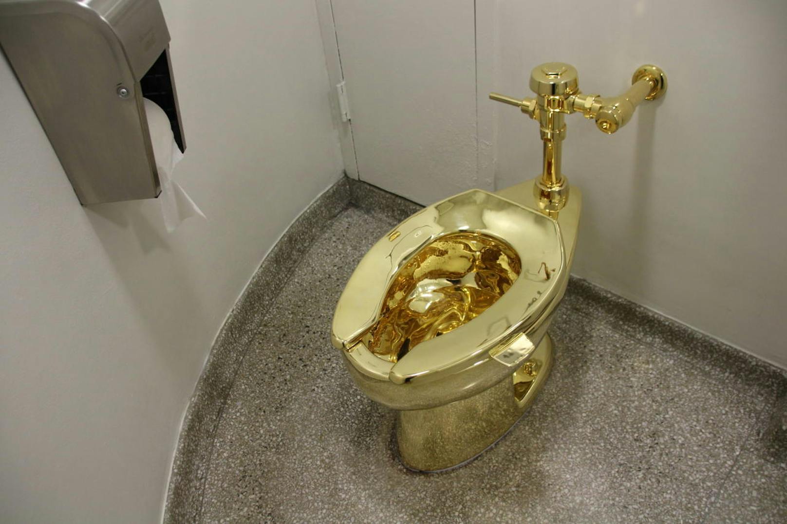 Es handelt sich um das Werk "America" des italienischen Künstlers Maurizio Cattelan, eine voll funktionsfähige 18-Karat-Goldtoilette.