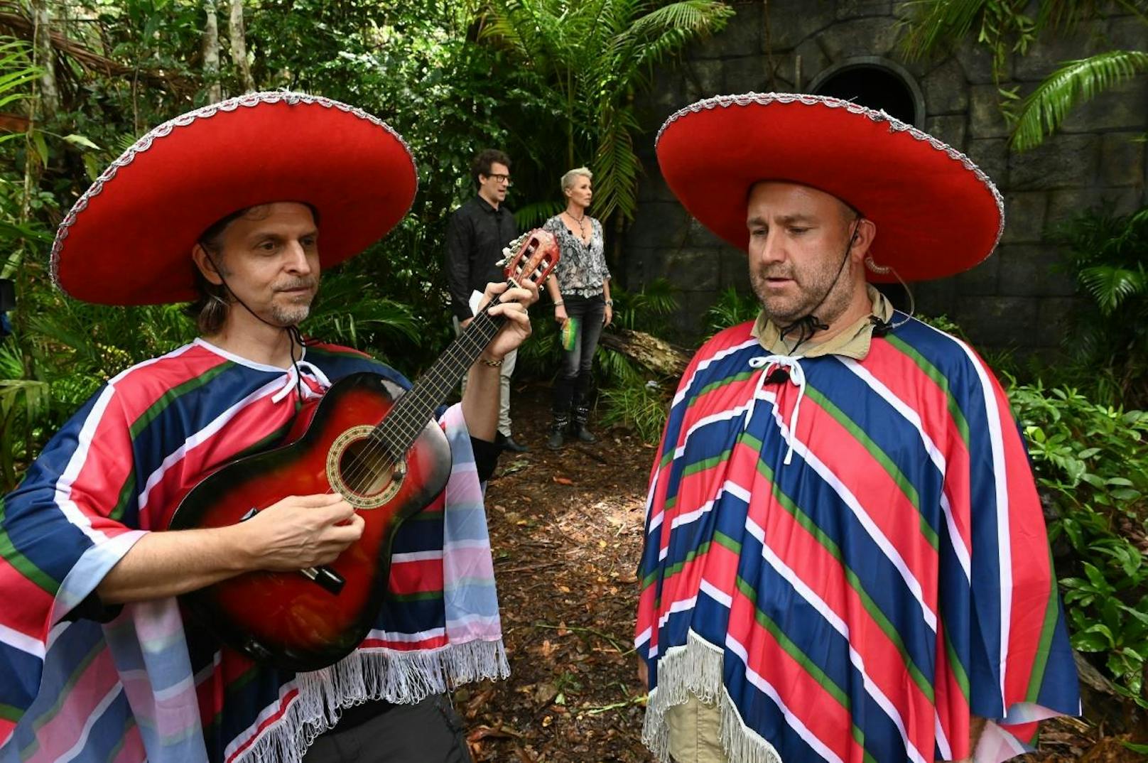  Zwei Musiker singen "Verlies Navidad". 