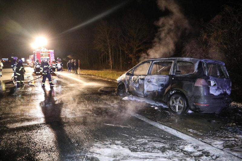 Ein PKW ist in der Nacht auf Freitag auf der Westautobahn bei Pucking (Bezirk Linz-Land) in Flammen aufgegangen.