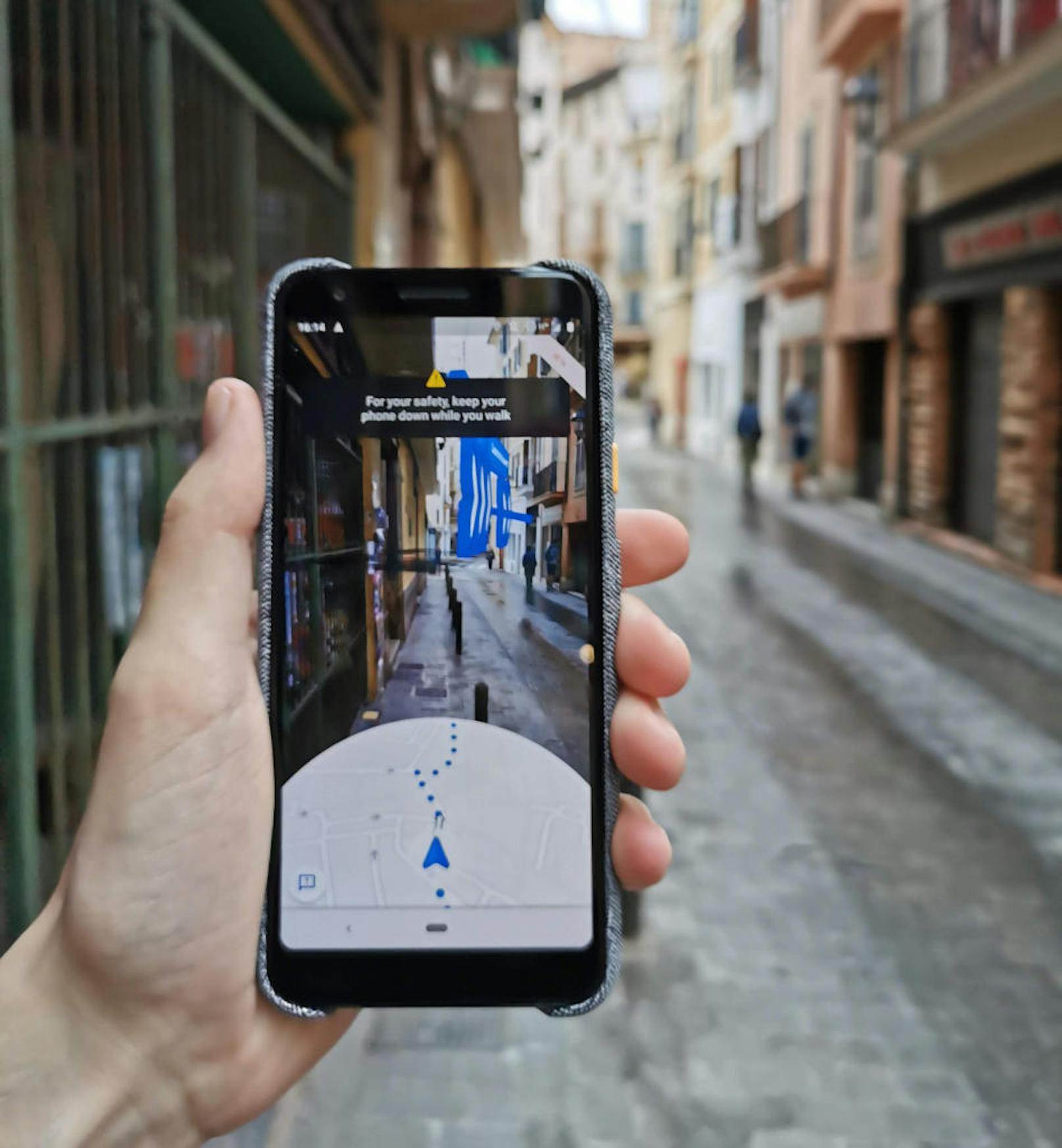 Derzeit testet Google ein neues Feature für Google Maps in einer offenen Beta. "Live View" ist in der Google-Maps-App auf allen Smartphones verfügbar, die Augmented Reality unterstützen und erleichtert die Navigation, wenn man zu Fuß unterwegs ist.