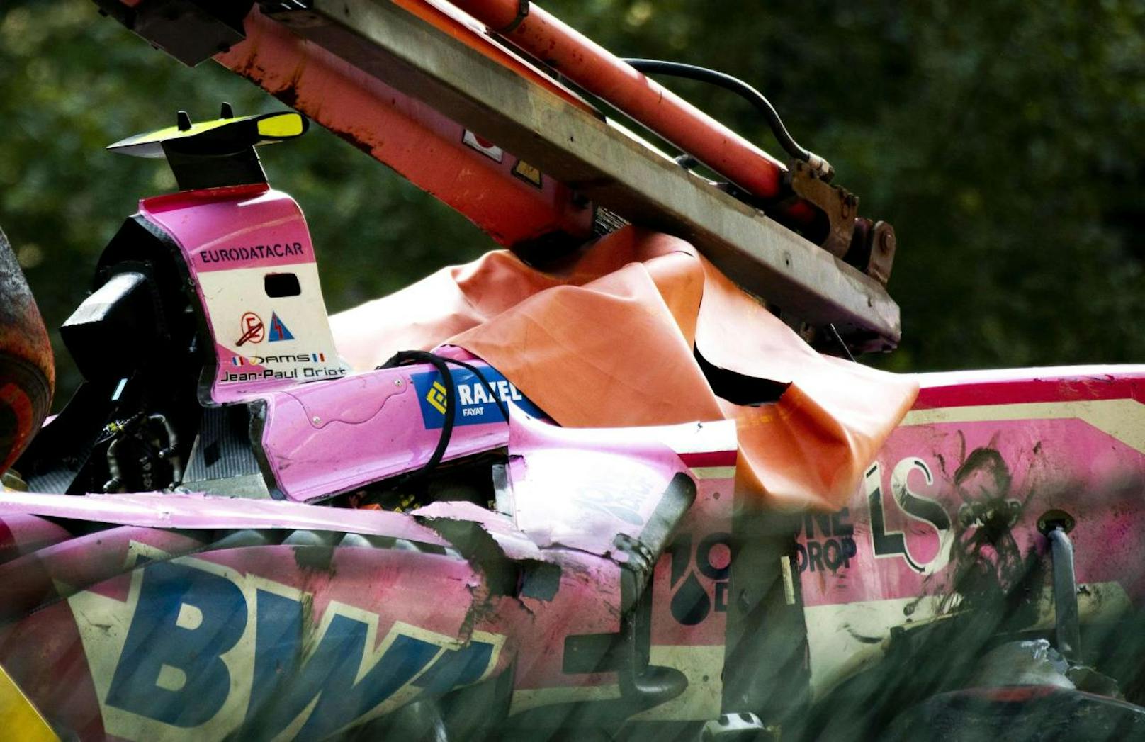 Das Ausmaß der Kräfte, die beim tödlichen Formel-2-Unfall wirkten, wird beim Blick auf das Auto-Wrack des verstorbenen Anthoine Hubert deutlich. Die Motorsport-Welt steht unter Schock.