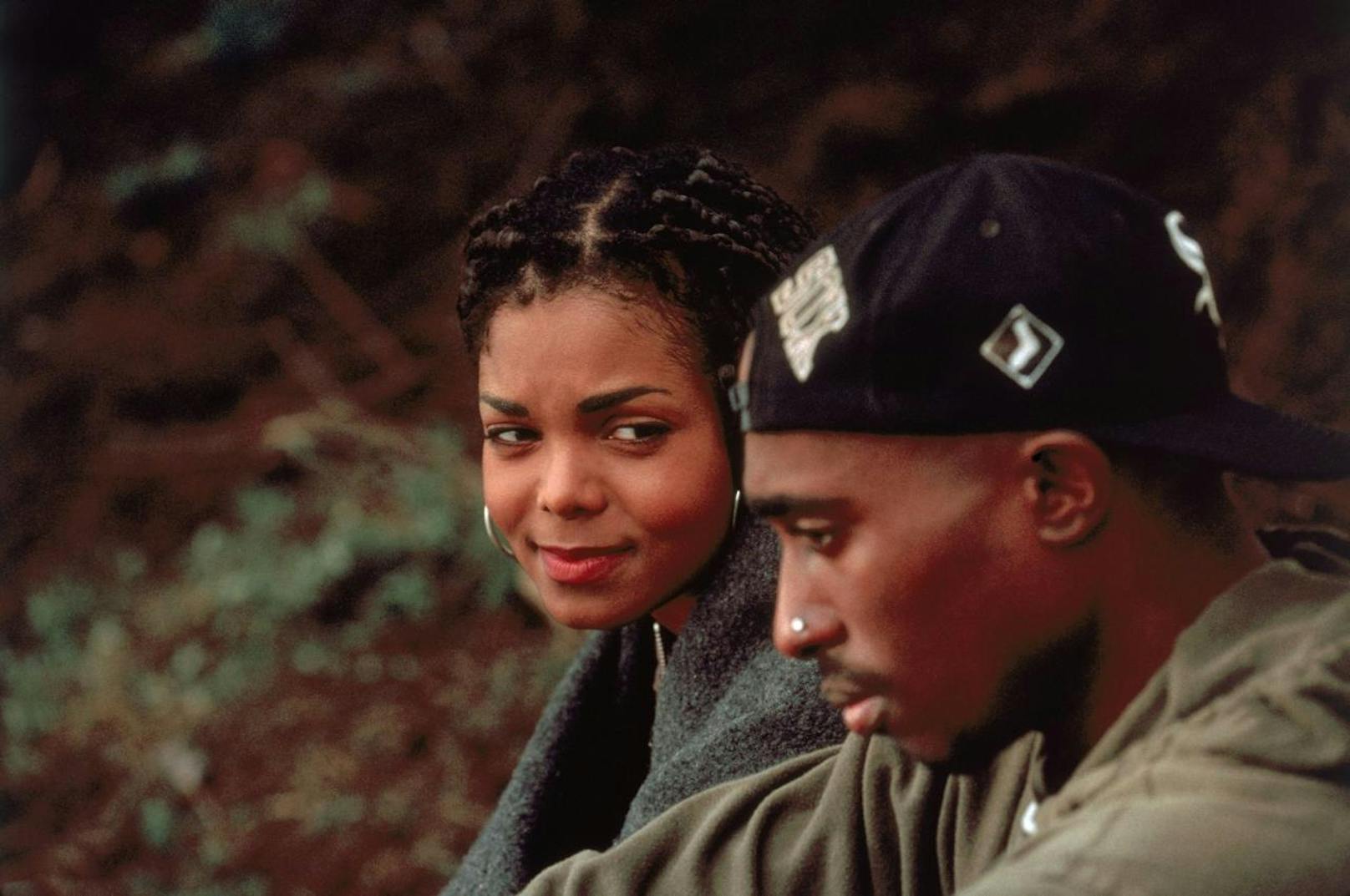 In <b>"Poetic Justice" (1993)</b> waren Janet Jackson und Tupac Shakur das perfekte Traumpaar. Doch hinter den Kulissen ging es gar nicht romantisch zu. Janet weigerte sich nämlich partout, den Frauenheld zu küssen. Sie verlangte sogar, dass er sich auf AIDS testen lässt, Tupac wehrte sich jedoch dagegen.