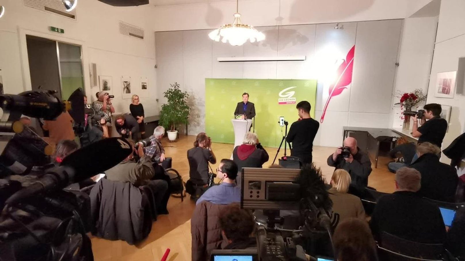 Die Grünen sagen "Ja" zu Koalitionsverhandlungen. Das gab Bundessprecher Werner Kogler am Sonntag in Wien bekannt.