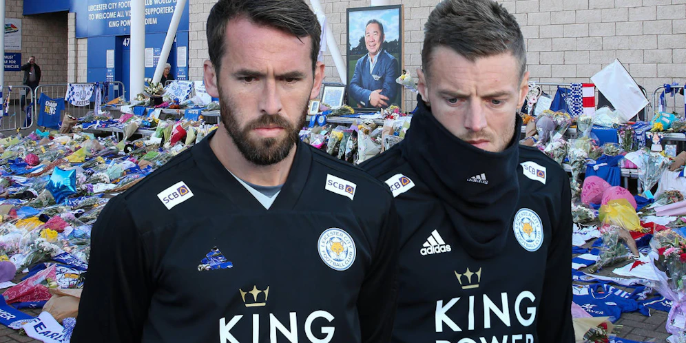 Vor dem Stadion des Premier-League-Klubs Leicester City stürzte 2018 ein Helikopter ab. An Bord der Maschine sitzt Präsident Vichai Srivaddhanaprabha. Nach dem Unglück legten Fans Blumen und Schals vor dem Stadion ab. Auch die Spieler - am Bild Ex-ÖFB-Kapitän Christian Fuchs und Jamie Vardy - standen unter Schock.