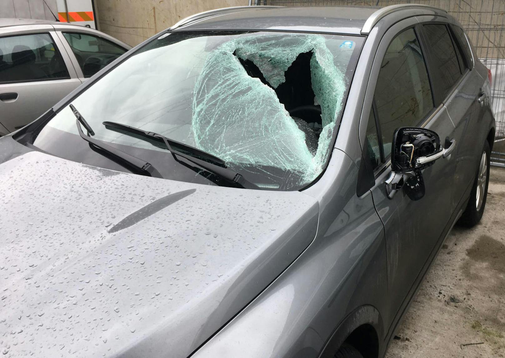 Die Eisplatte hatte sich vom Dach eines Lkws gelöst und die Windschutzscheibe eines Autos durchschlagen. Dabei erlitt der Lenker schwere Kopf- und Gesichtsverletzungen.