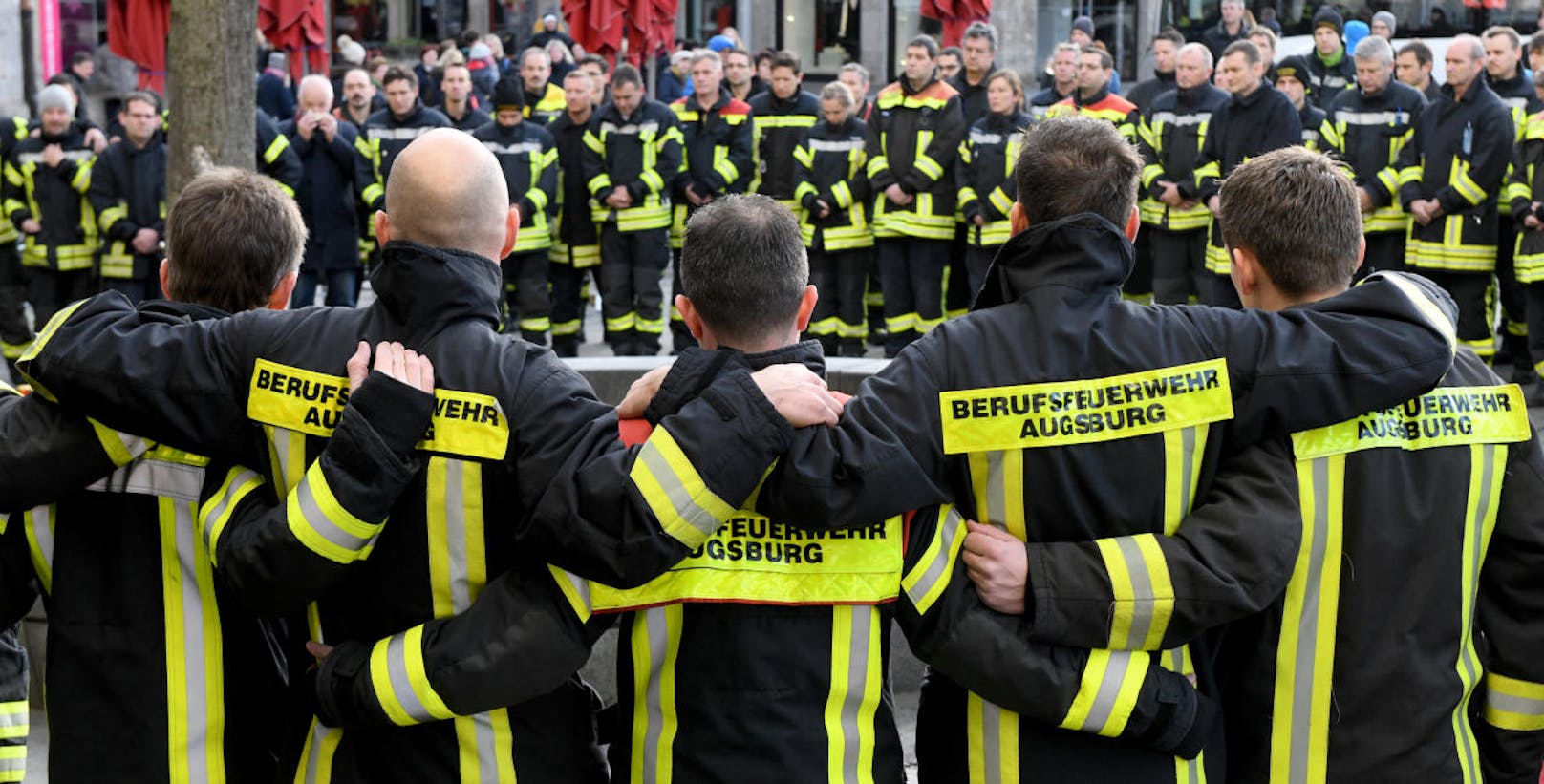 Die Feuerwehrmänner trauern um ihren getöteten Kameraden.