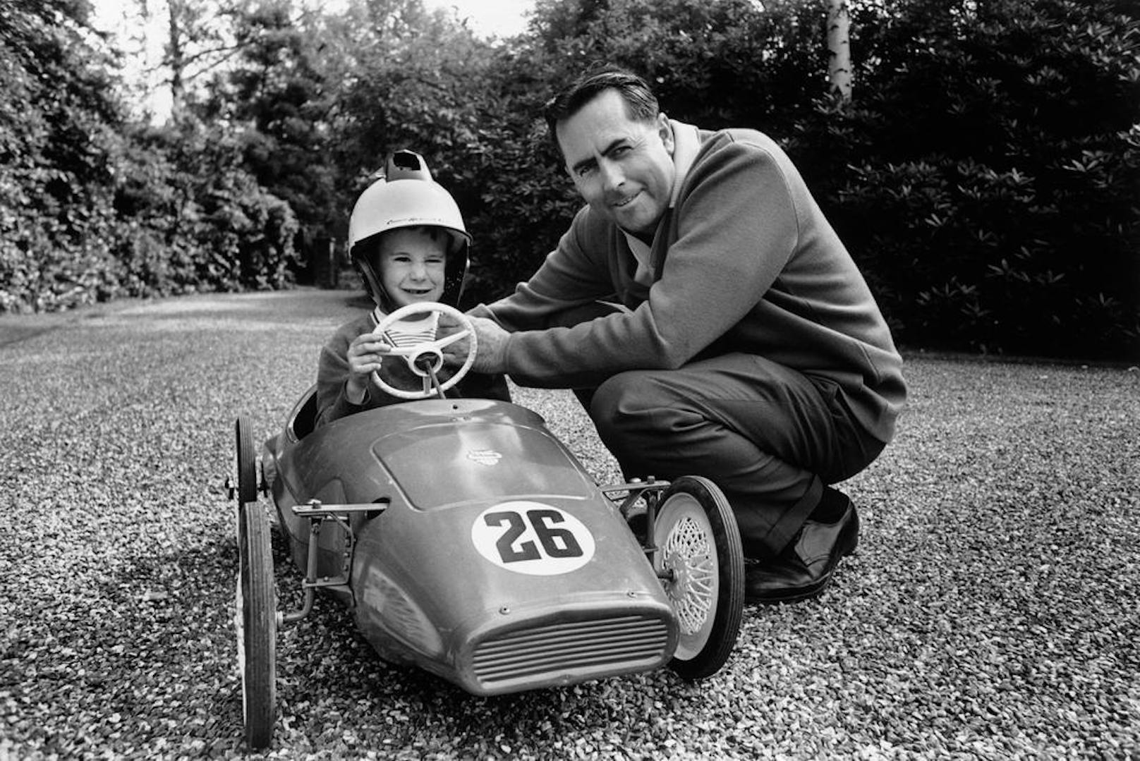 Der Australier<b> Jack Brabham</b> holte 1959, 1960 und 1966 jeweils den Titel. Hier posiert er im Jahr seines letzten Titels mit seinem damals fünfjährigen Sohn Gary.