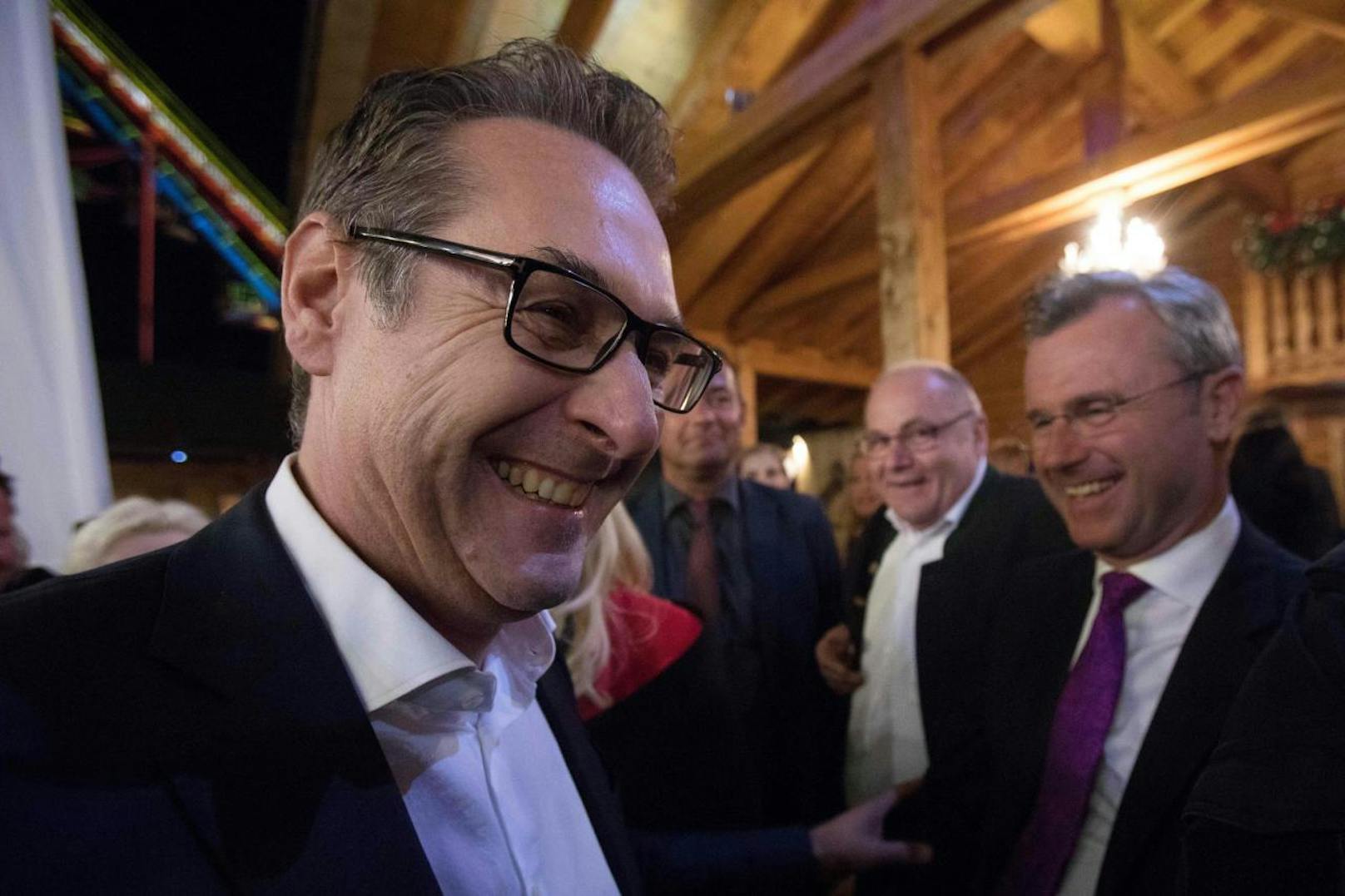Beim "FPÖ-Oktoberfest" im September diesen Jahres trafen Ex-FPÖ-Chef Heinz-Christian Strache (l.) und der jetzige FPÖ-Obmann Norbert Hofer zuletzt öffentlich aufeinander.