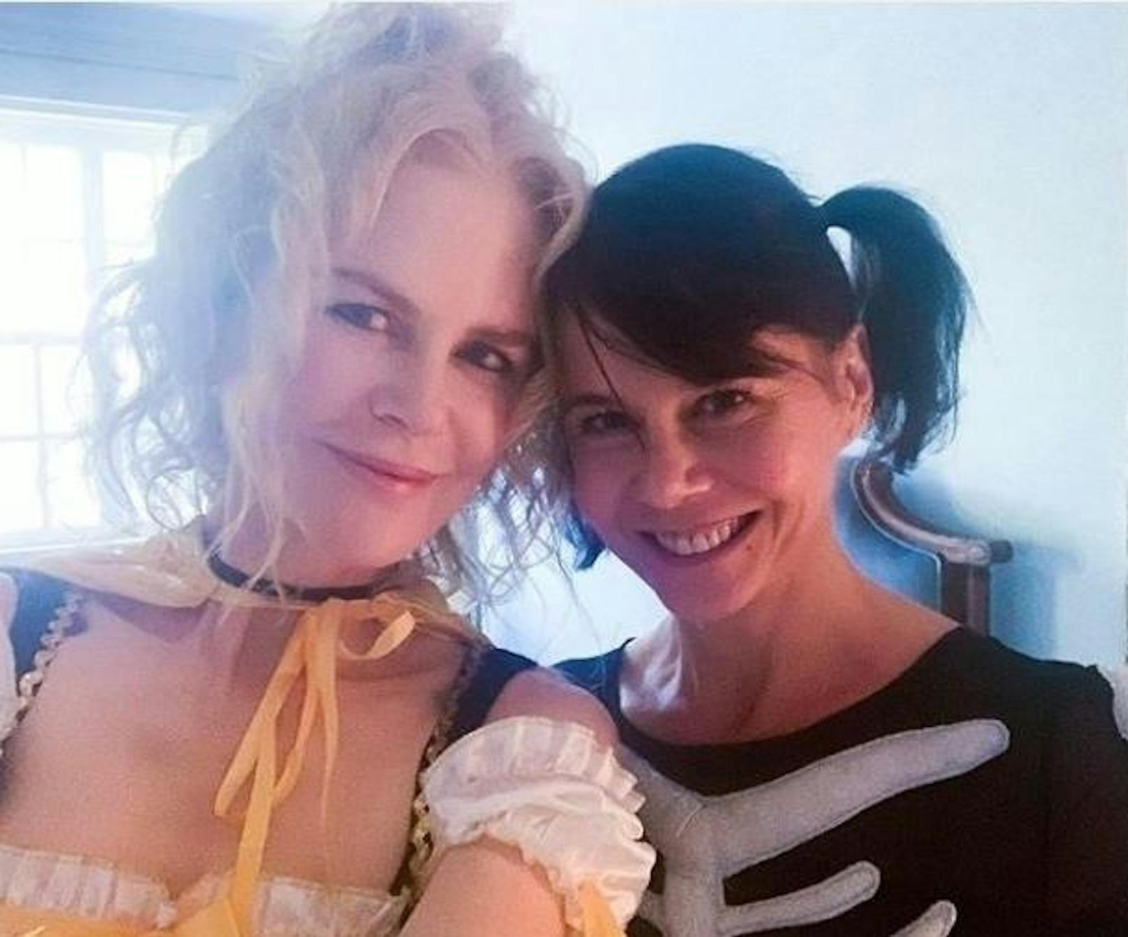 23.10.2019: Nicole Kidman und ihre Schwester feiern jetzt schon Halloween. Kurz vor der Feier knipste die Schauspielerin noch ein Foto und stellte das Bild auf ihre Instagram-Seite. Dabei fällt vor allem eins auf: Die beiden schauen sich zum Verwechseln ähnlich.