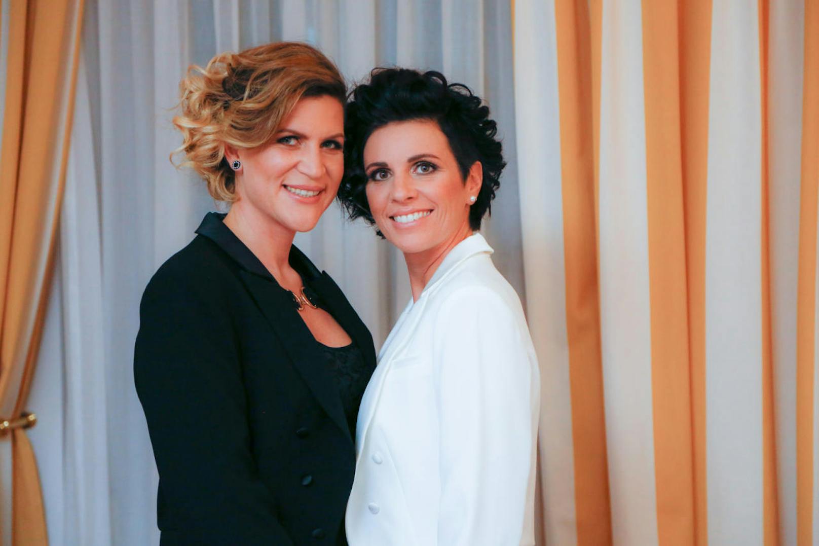 Daniela Paier (l.) und Nicole Kopaunik gaben sich als erstes gleichgeschlechtliches Paar Österreichs in  Velden das Ja-Wort.