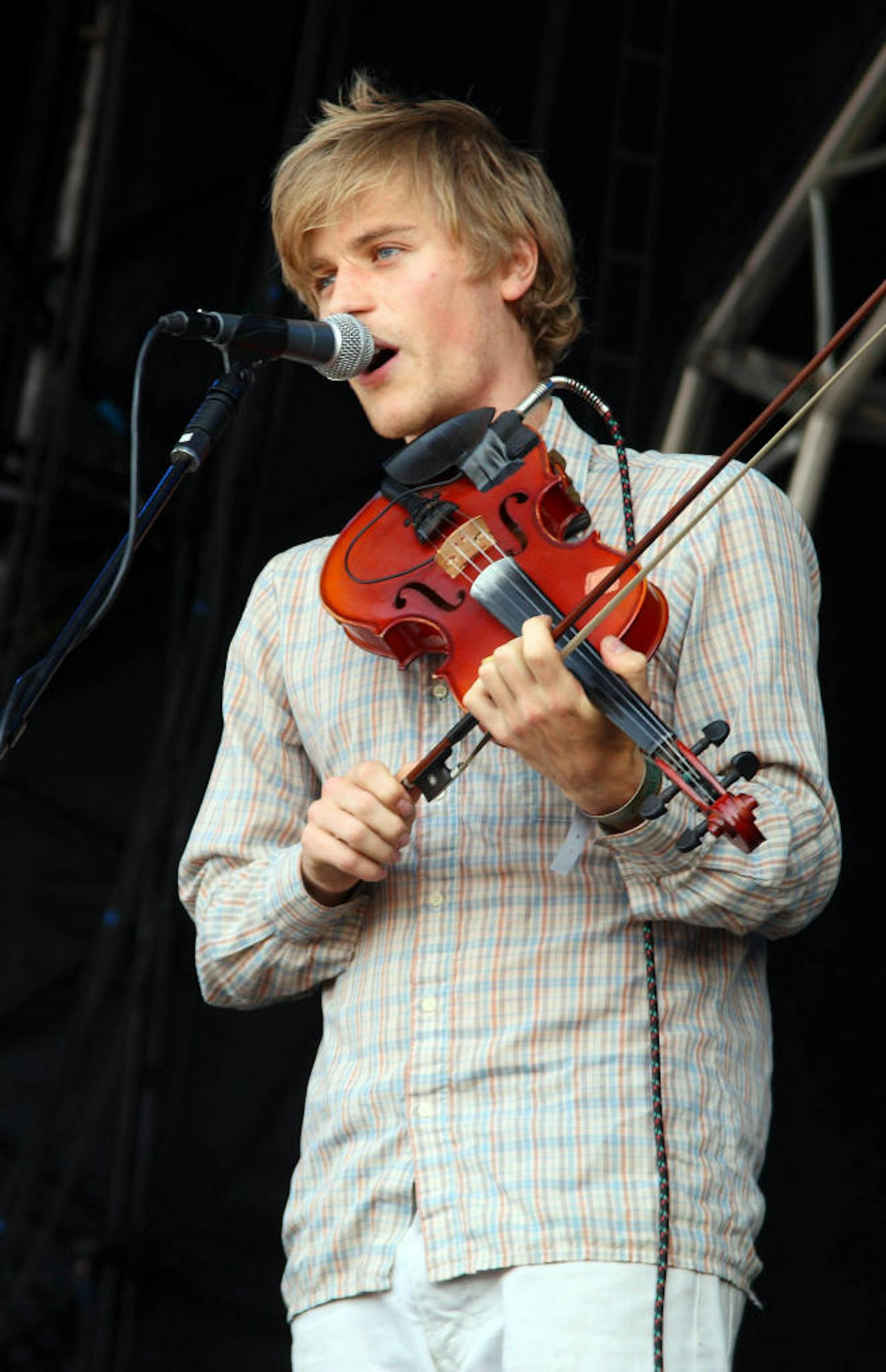 Johnny Flynn ist nicht nur Schauspieler, sondern auch Dichter und Musiker. Hier tritt er beim Hop Farm Festival 2010 in Kent auf. 