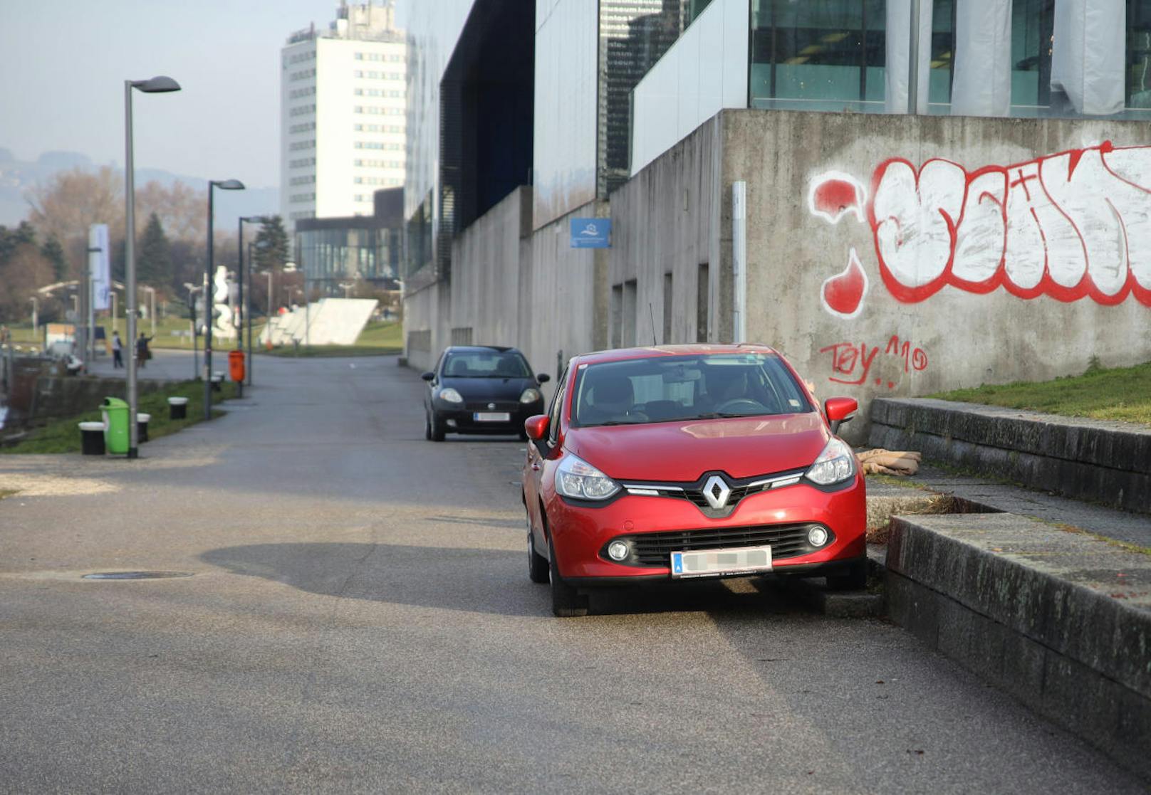 Auf der Donaulände wurde dieser rote Renault abgestellt: mit dem linken Vorderreifen auf einer Treppenstufe.