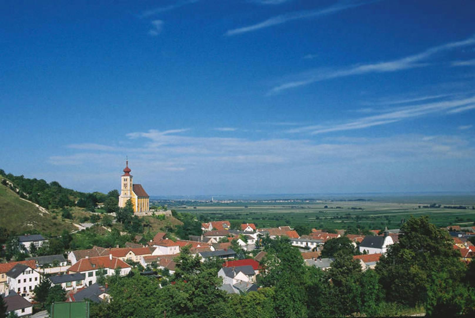 Donnerskirchen.. Bergkirche mit Blick auf den Neusiedler see