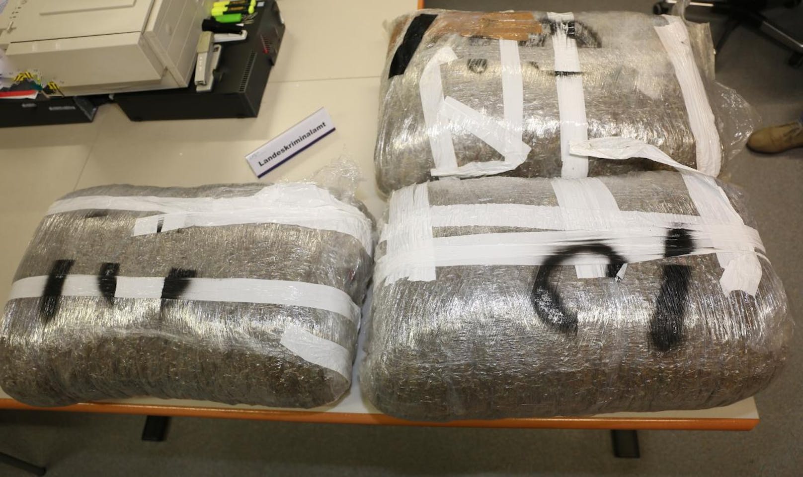 Im Zuge der Kontrolle konnten im Fahrzeuginneren drei verschweißte Pakete mit insgesamt 30 Kilogramm Cannabiskraut gefunden und sichergestellt werden.