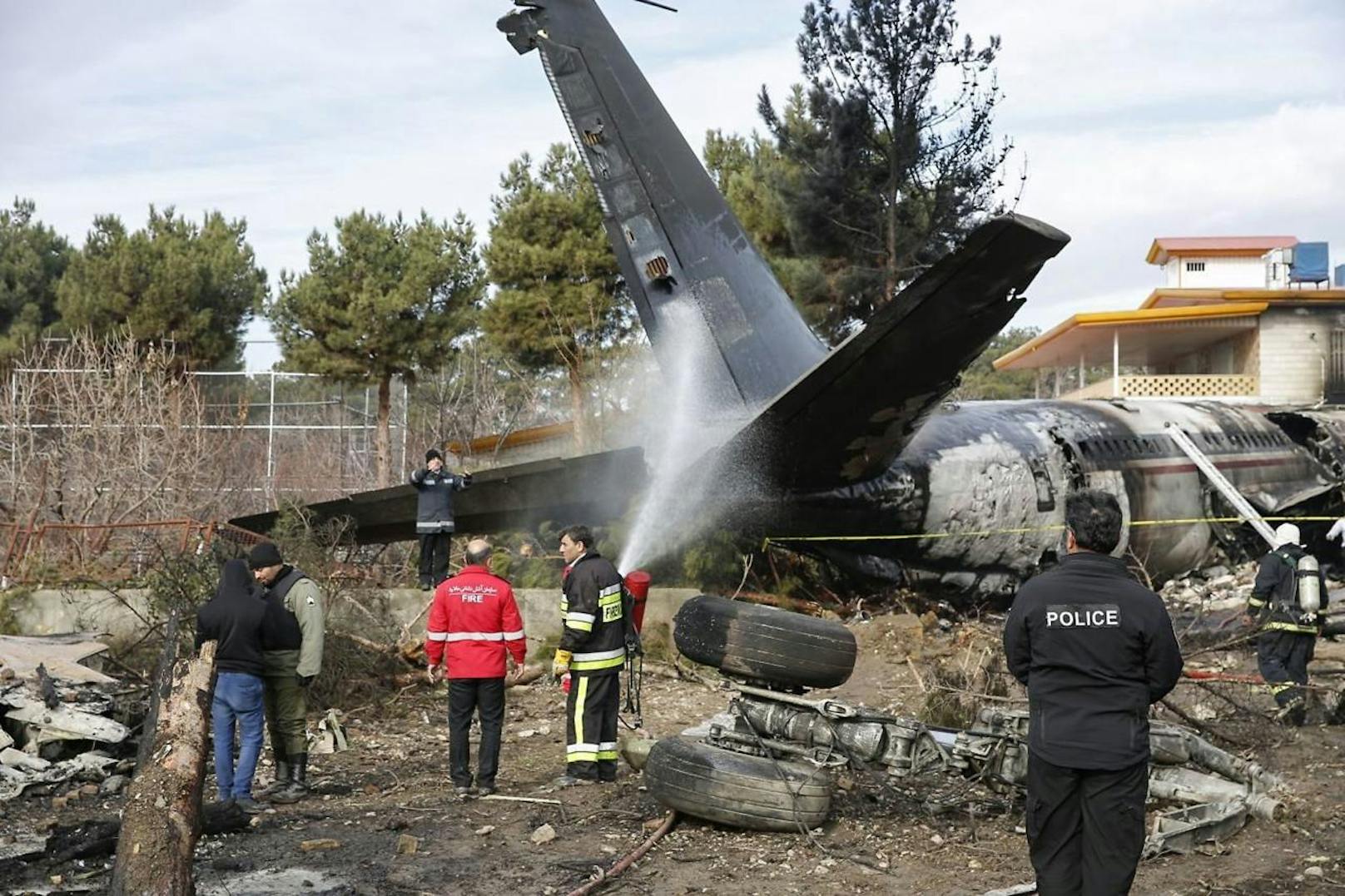 Das Frachtflugzeug vom Typ Boeing 707 schoss nahe Teheran über die Landebahn hinaus und krachte in ein Wohngebiet. Es gibt Staatsmedien zufolge mindestens sieben Todesopfer (14. Jänner 2019).