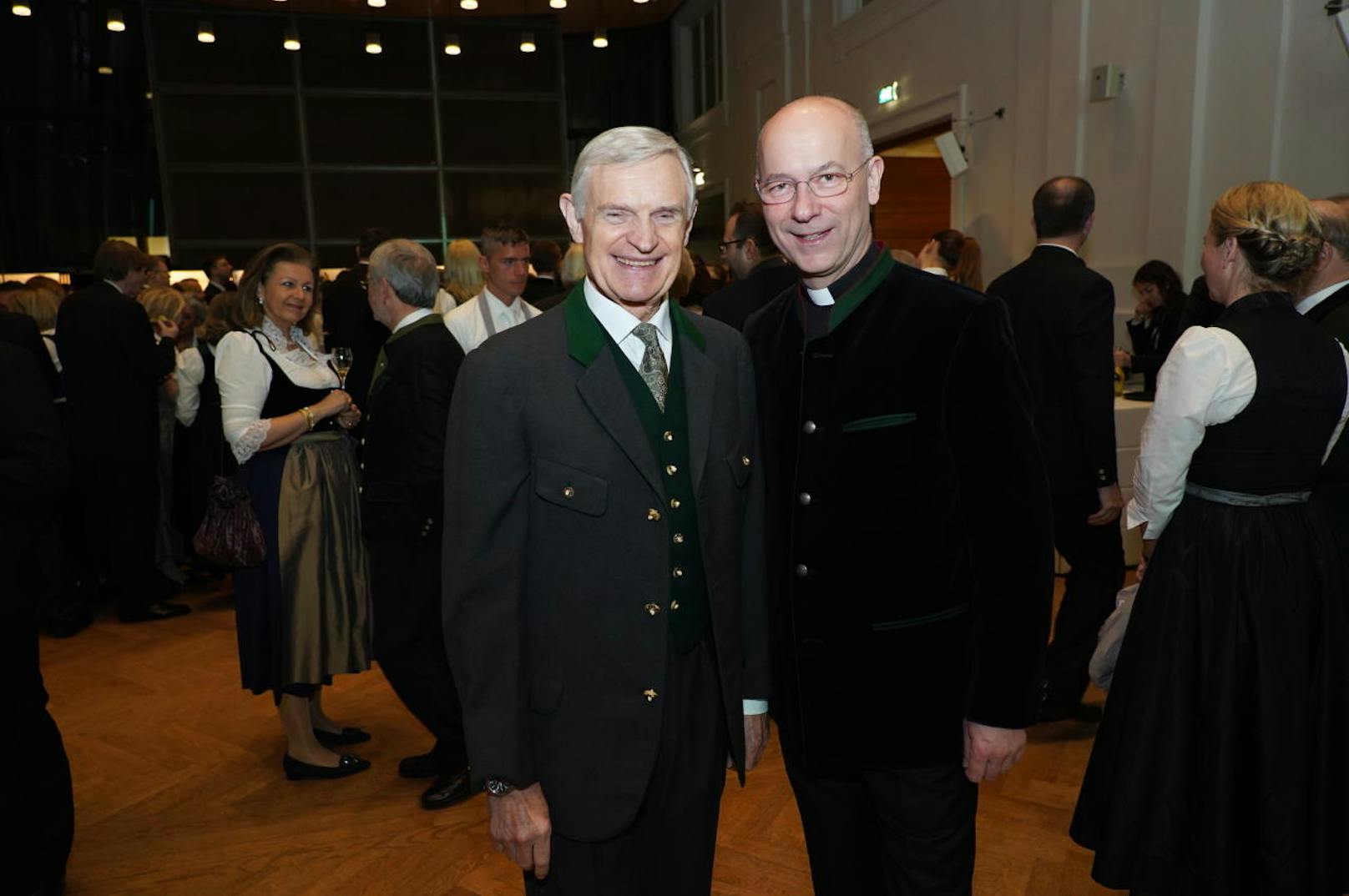 Benimm-Papst Thomas Schäfer-Elmayer und Dompfarrer Toni Faber.