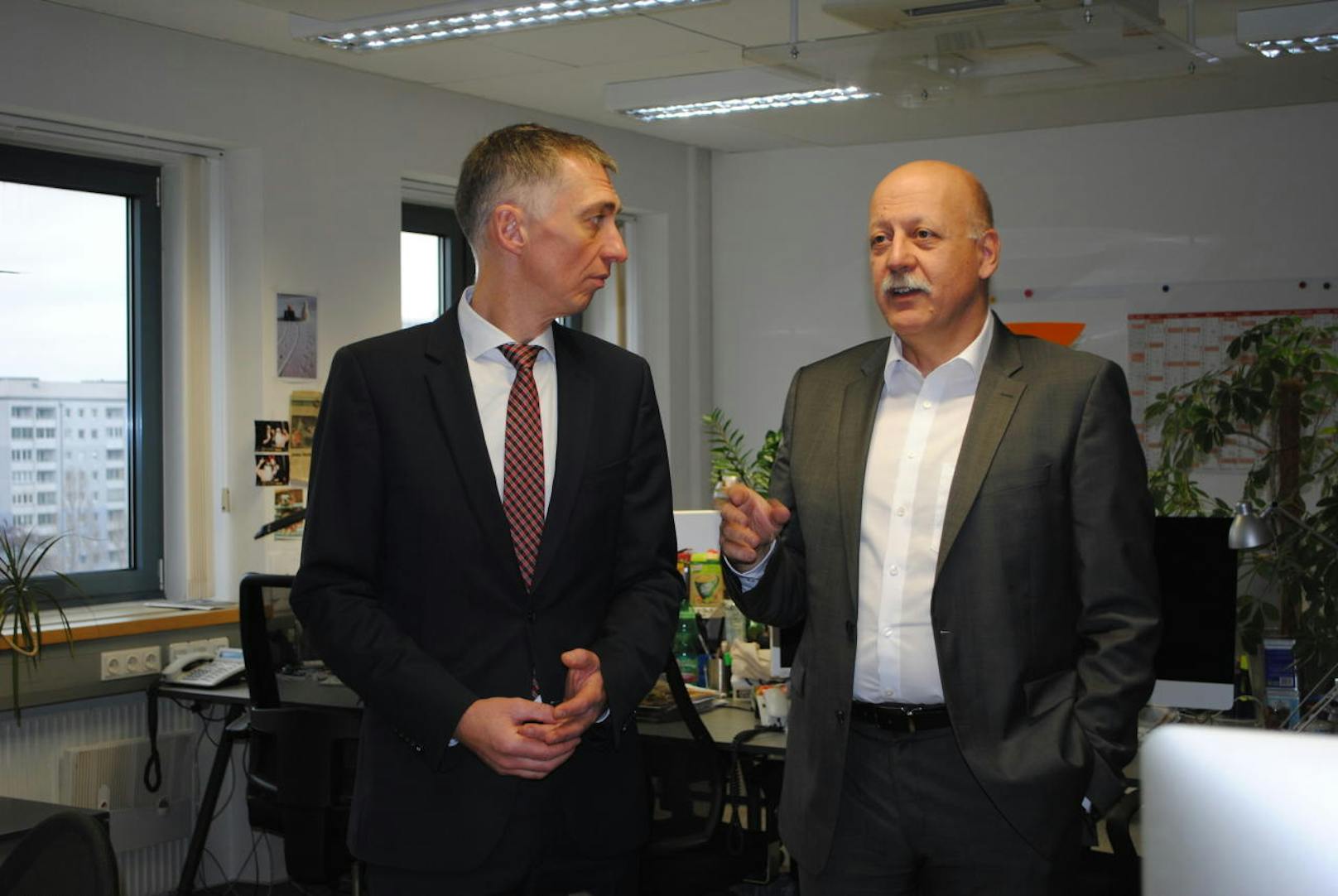 Der neue Botschafter Ralf Beste kam zum Redaktionsbesuch, hier mit Chefredakteur Christian Nusser