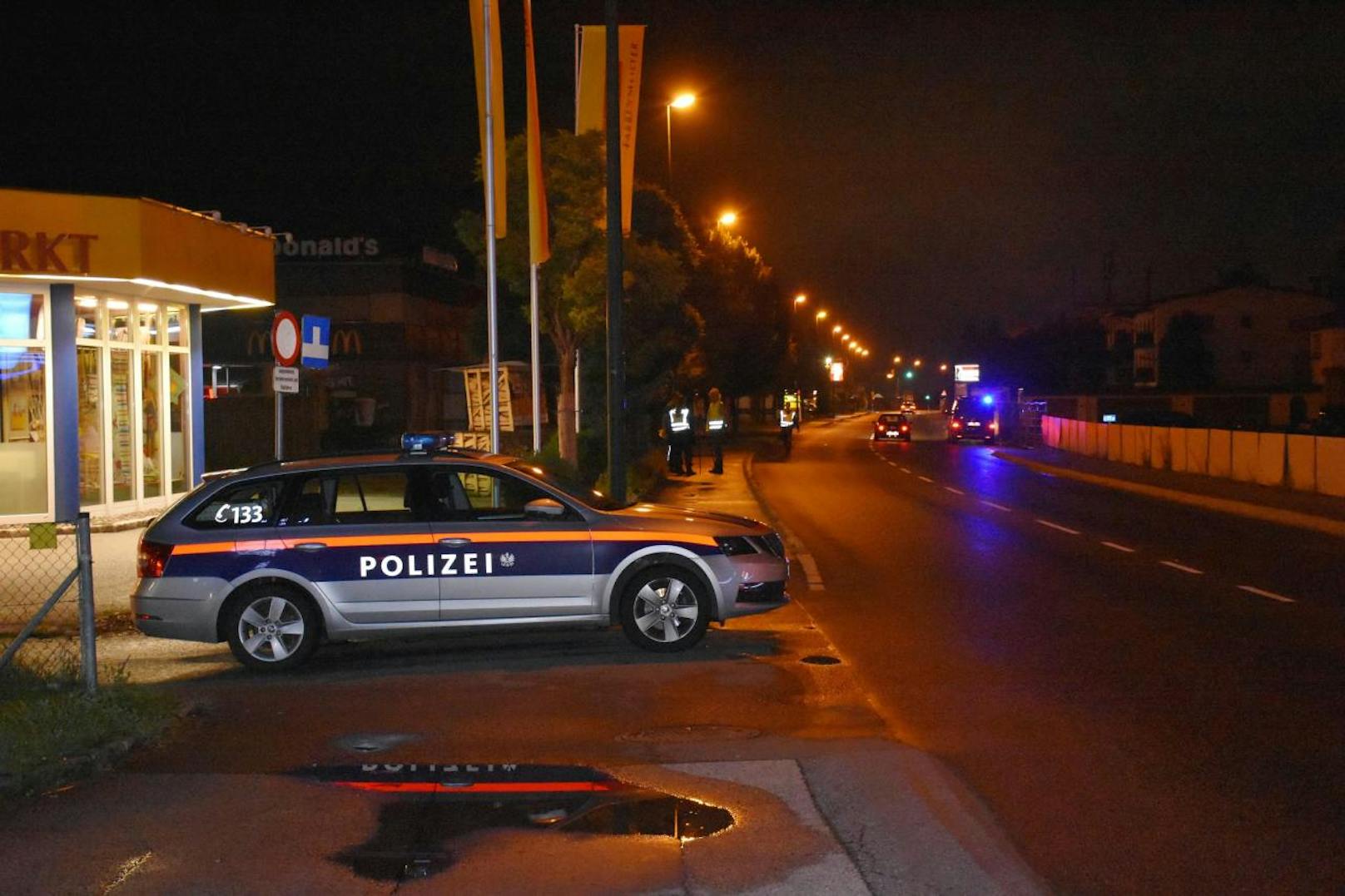 Kurz vor Mitternacht kam es im Tiroler Wörgl (Bezirk Kufstein) aus bisher ungeklärter Ursache zu einem Handgemenge zwischen mehreren Personen, berichtet die Polizei.