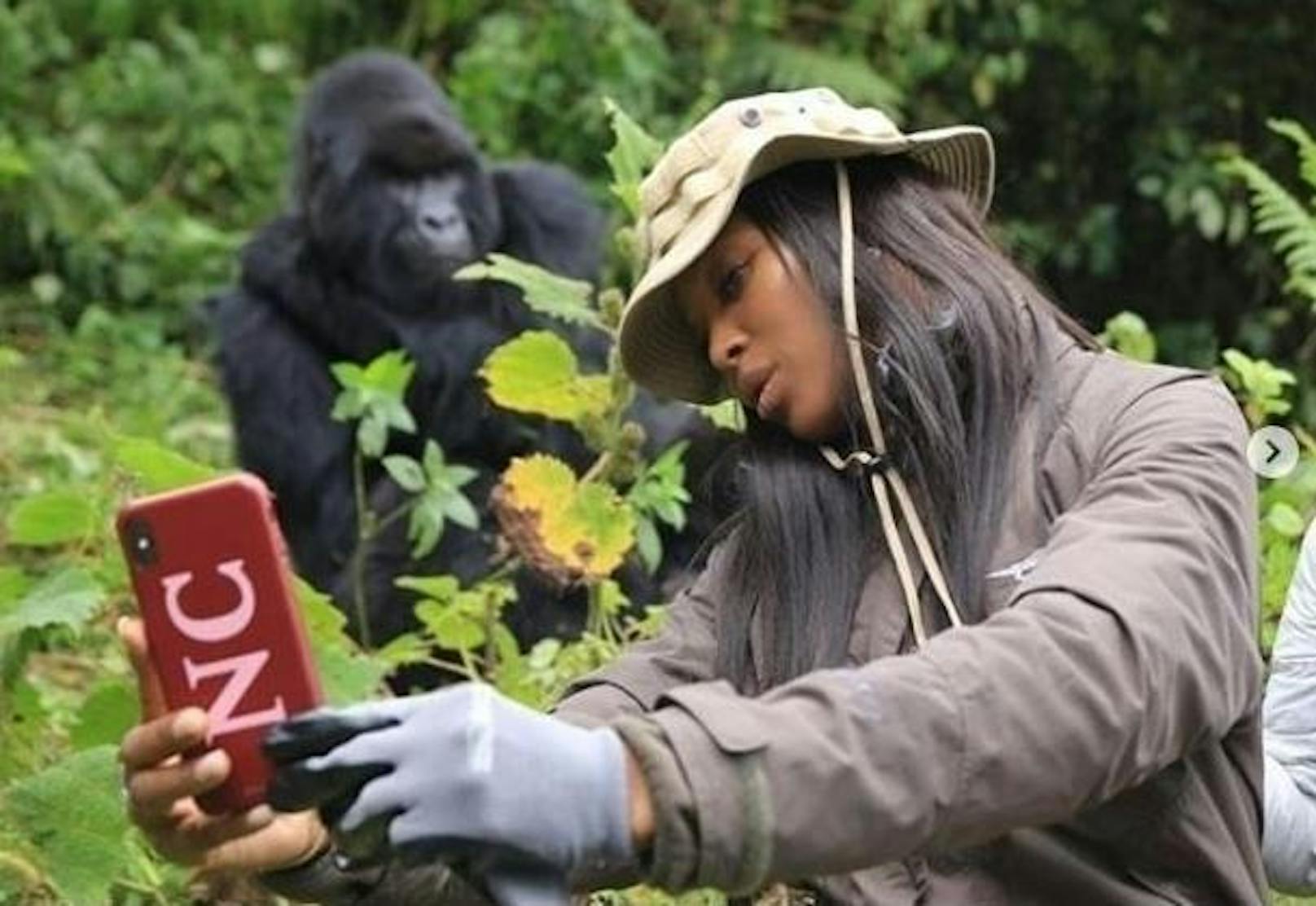 08.09.2019: Naomi Campbell hat in Ruanda einen Star entdeckt, mit dem sie unbedingt ein Selfie will