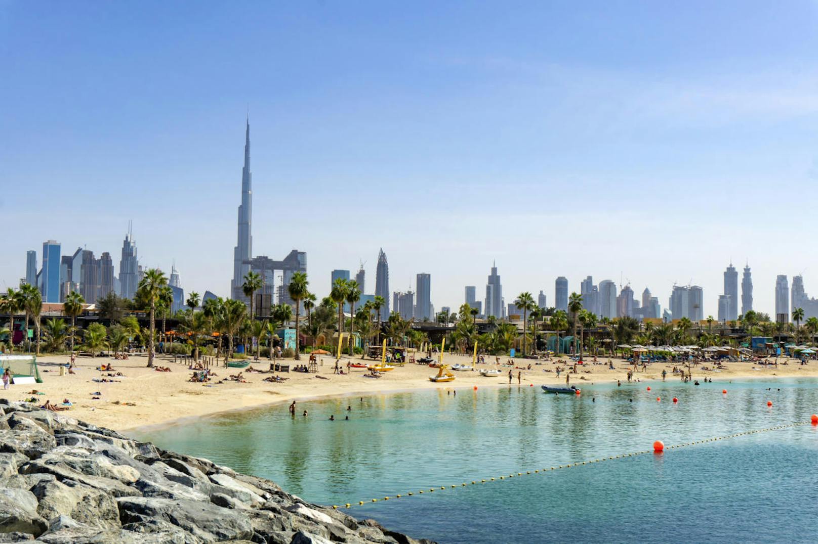 <b>4. Dubai - bis zu 8 Sonnenstunden pro Tag</b>

Wer eine Garantie für sonnenreiche Tage in den Ferien haben möchte, ist mit der größten Metropole der Vereinigten Arabischen Emirate gut beraten. Denn in Dubai können Reisende selbst im Winter mit durchschnittlich acht Stunden Sonne pro Tag rechnen. Im Meer baden, eine Wüstensafari unternehmen oder Palm Island besuchen: In Dubai ist das im Dezember deutlich angenehmer als im Sommer, in dem es fast zu heiß ist, um sich draußen zu bewegen.