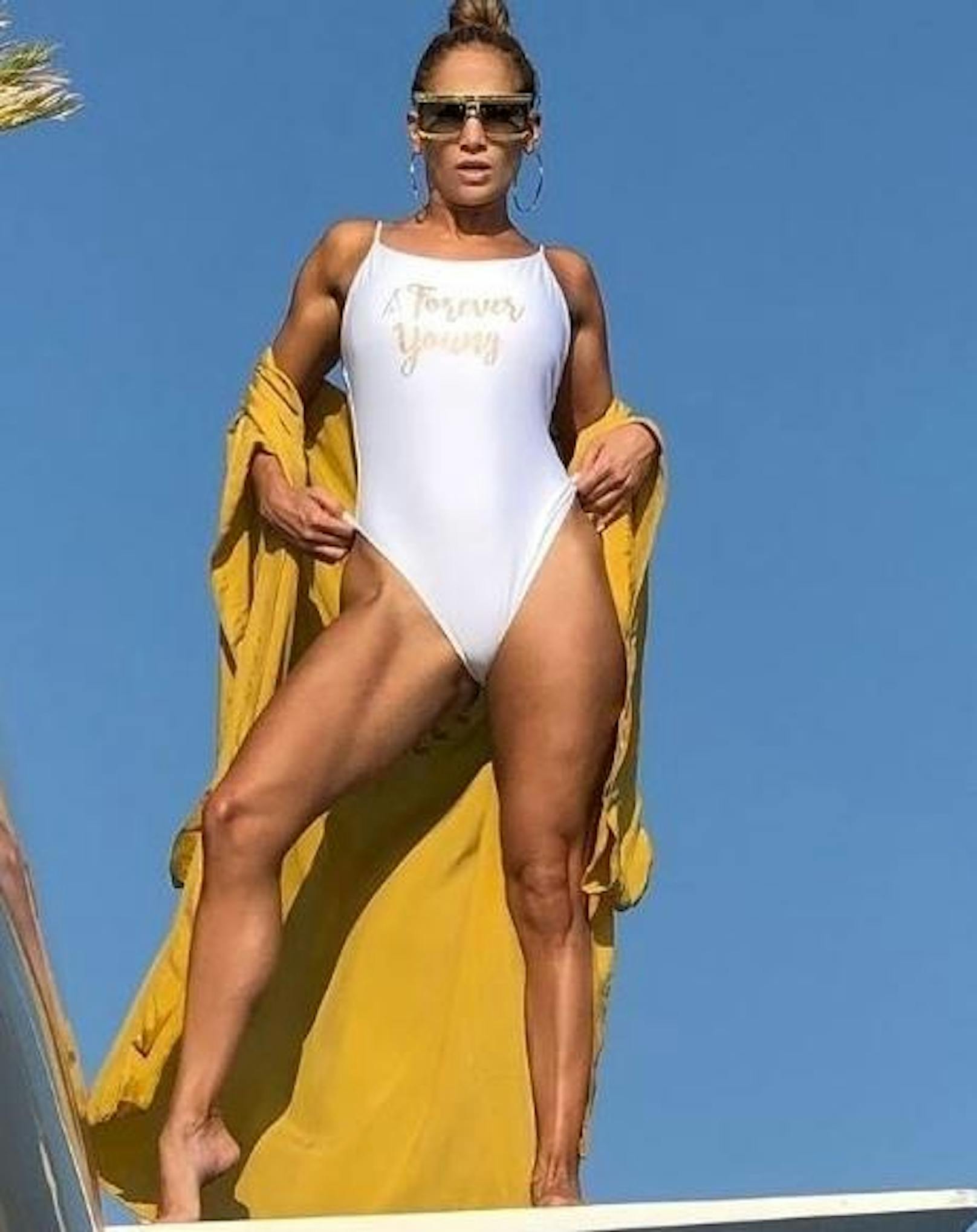 04.09.2019: Den Leitspruch "Forever Young", der da groß auf ihrem Badeanzug steht, möchte man Jennifer Lopez in Anbetracht der Tatsache, dass sie schon 50 Jahre alt ist, tatsächlich glauben.