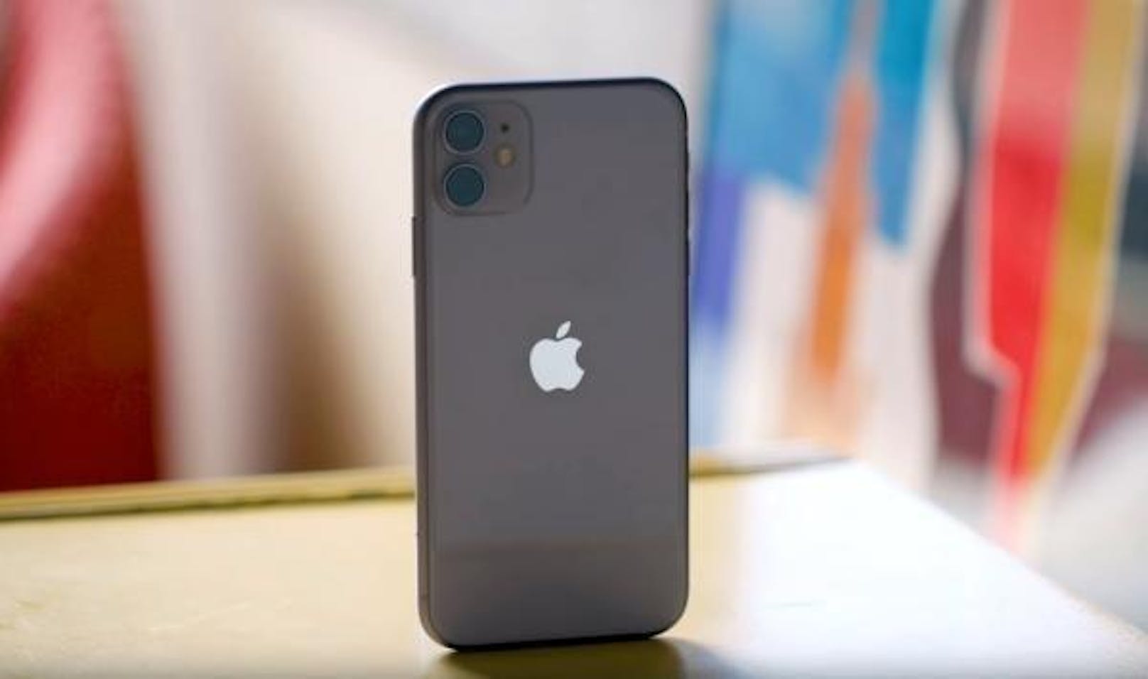 "Ja, die Geräte sind teuer. Und ja, ich denke, die meisten Leute sollten wahrscheinlich ein iPhone 11 statt eines iPhone 11 Pro kaufen. Es bietet fast die gleichen Funktionen, kostet aber 300 Dollar weniger. Allerdings ist das Pro den Aufpreis wert, um die beste Kamera und das beste Display im iPhone 11 Pro zu bekommen", sagt Patel im Testbericht.