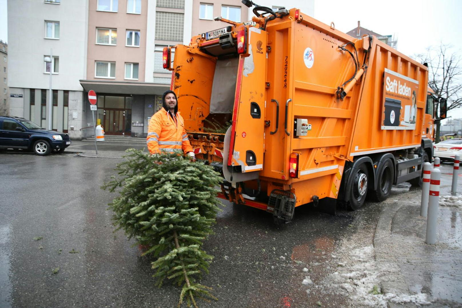 Hier beginnt für die Bäume die letzte Reise: Mitarbeiter der MA48 sammeln den Weihnachtsschmuck ein...