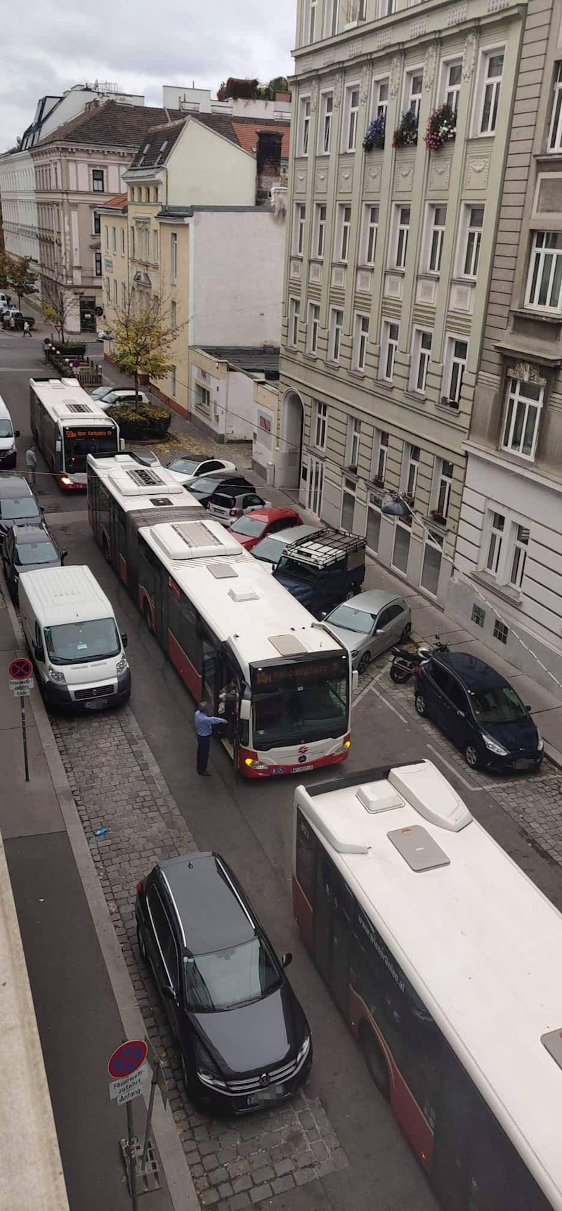 Drei Busse konnten wegen dem Parksünder nicht weiterfahren.