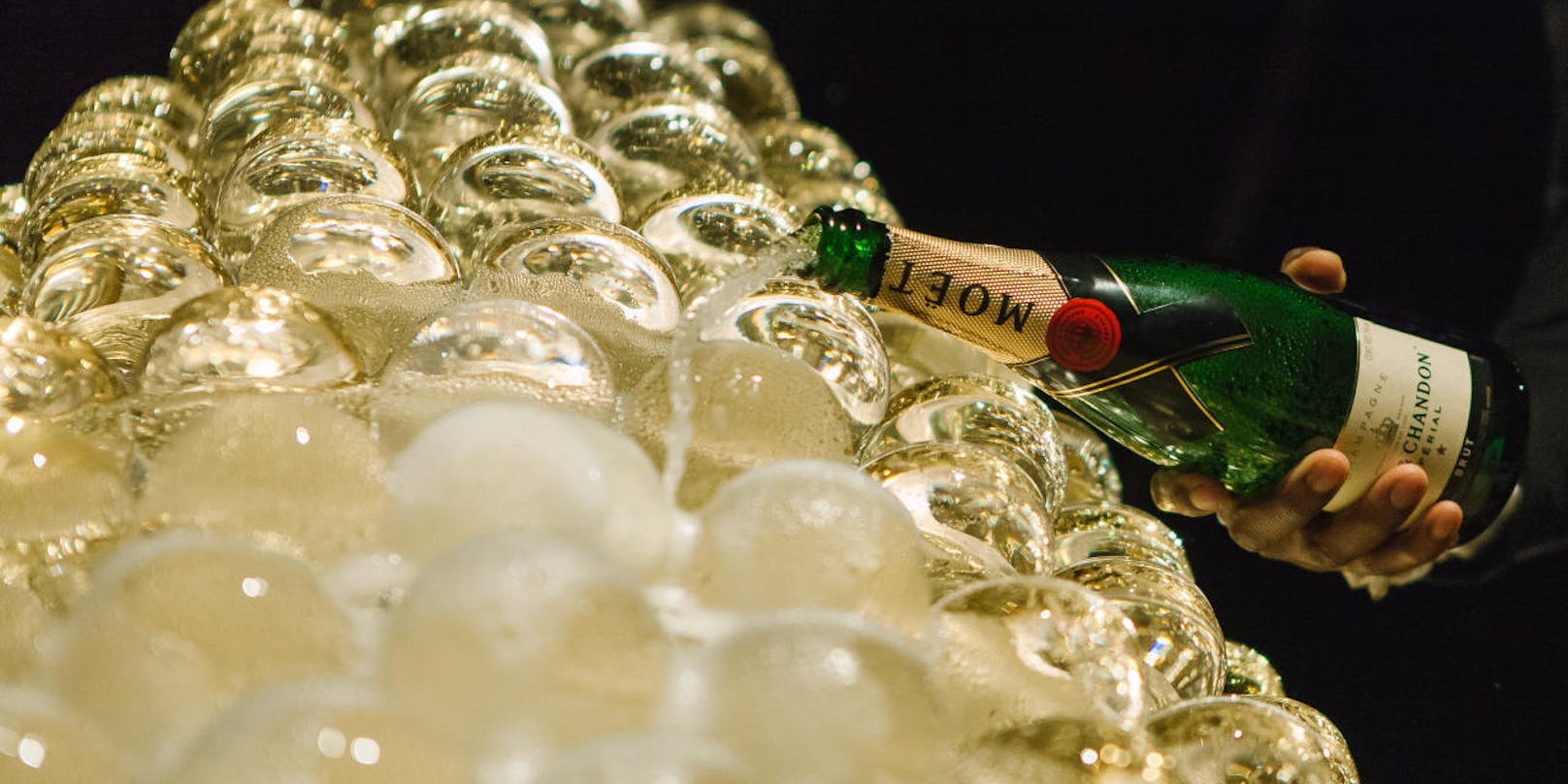 Champagner ist der Inbegriff von Festlichkeit. Seine typischen Bläschen bekommt er während der Flaschengärung.