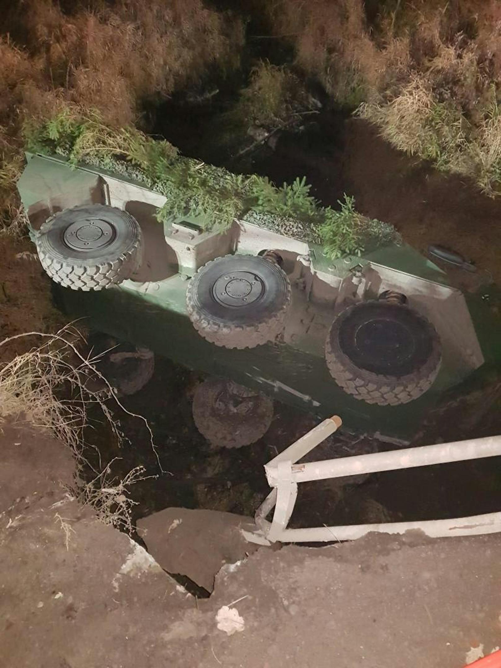 Der Panzer kippte in den Graben.