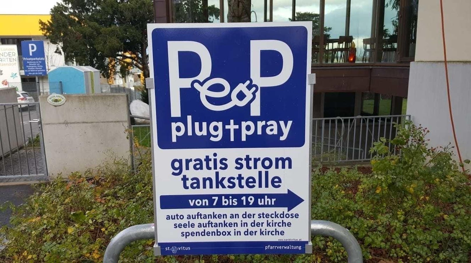 Bei der Vituskirche in Kritzendorf (Gemeinde Klosterneuburg) gibt's jetzt eine Gratis-E-Tankstelle für Gläubige, die die Messe besuchen oder in der Kirche beten wollen.