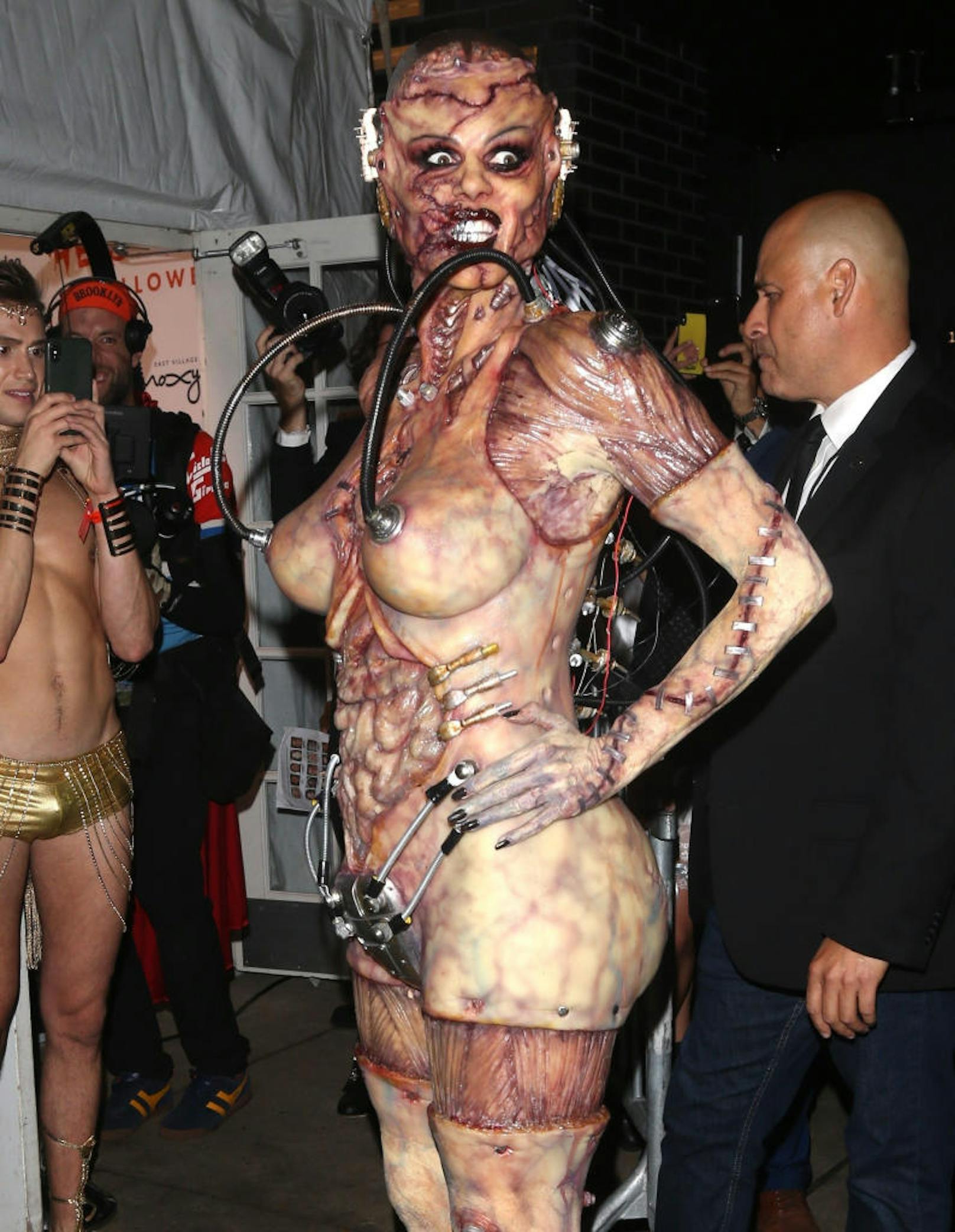 01.11.2019: Metall an den Brustwarzen und als Mini-Bikini. Heidi Klum verzichtet zu Halloween komplett auf Stoff, brauchte trotzdem einen ganzen Tag, um ausgehfertig zu sein. Ihr Kommentar: "Sieht aus wie ein Huhn" <a href="https://www.heute.at/s/heidi-klum-alien-halloween--53337747">Alle Infos, Videos und Fotos gibt's HIER</a>