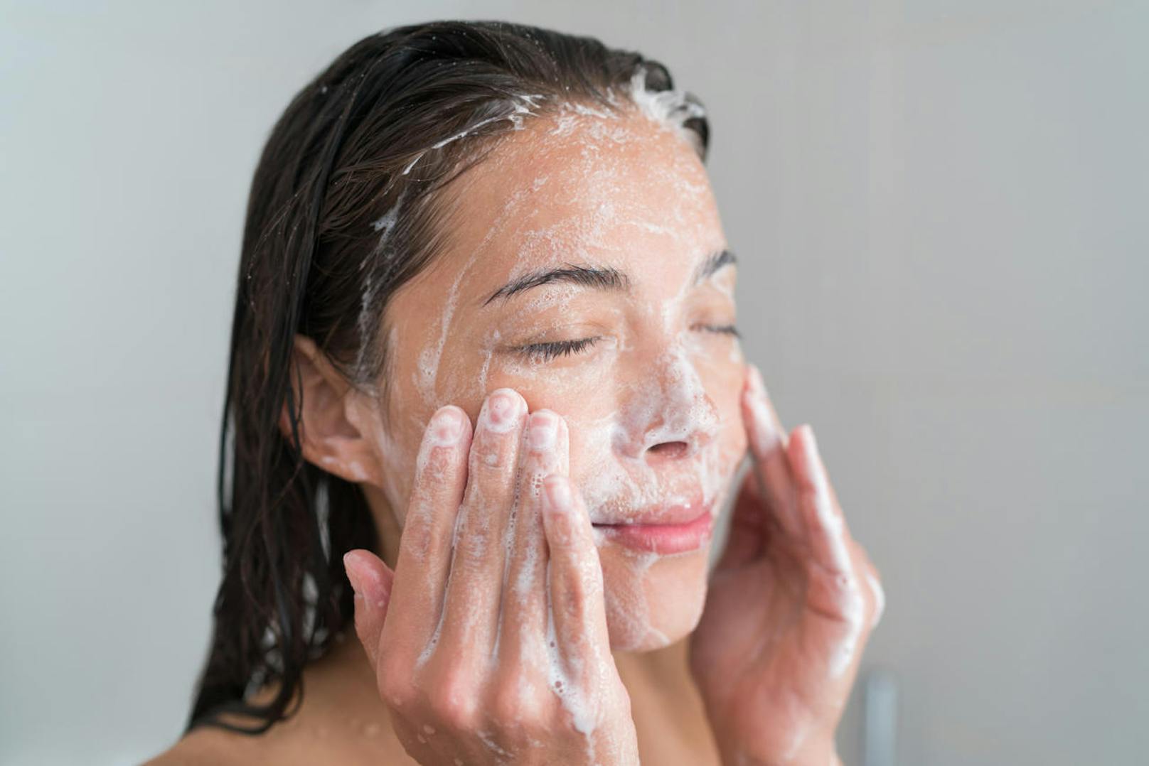 Die richtige Reinigung (saurer ph-Wert) ist wichtig, um die Haut nicht weiter zu belasten.