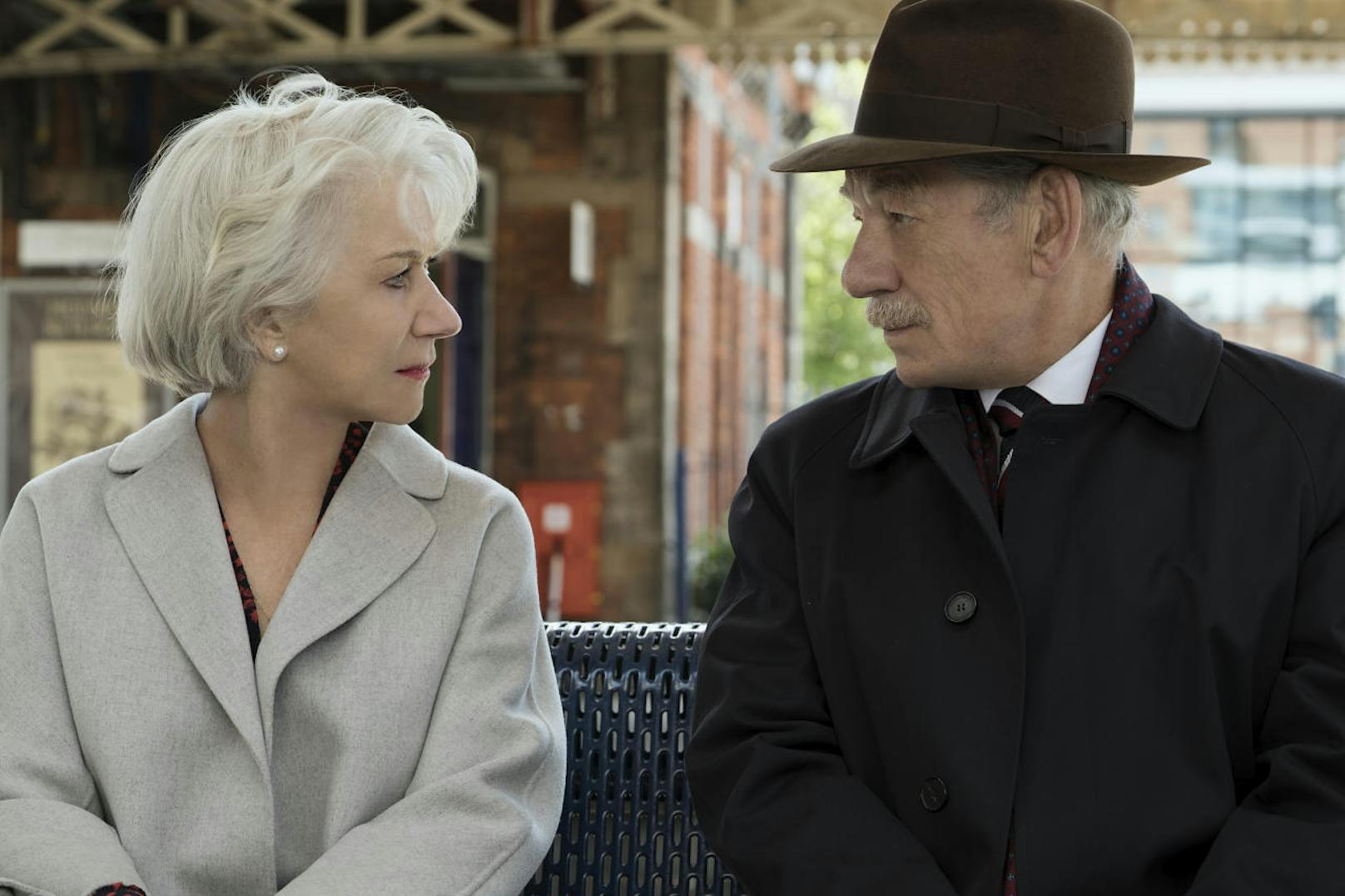 Betty (Helen Mirren) hat mehrere Millionen auf der hohen Kante. Roy (Ian McKellen) ist Meister darin, älteren Damen ihr Geld abzuknöpfen.