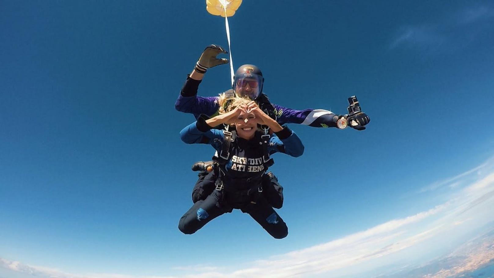 Gerda im Adrenalinrausch beim Skydiven (hinten: Skydive-Lehrer)