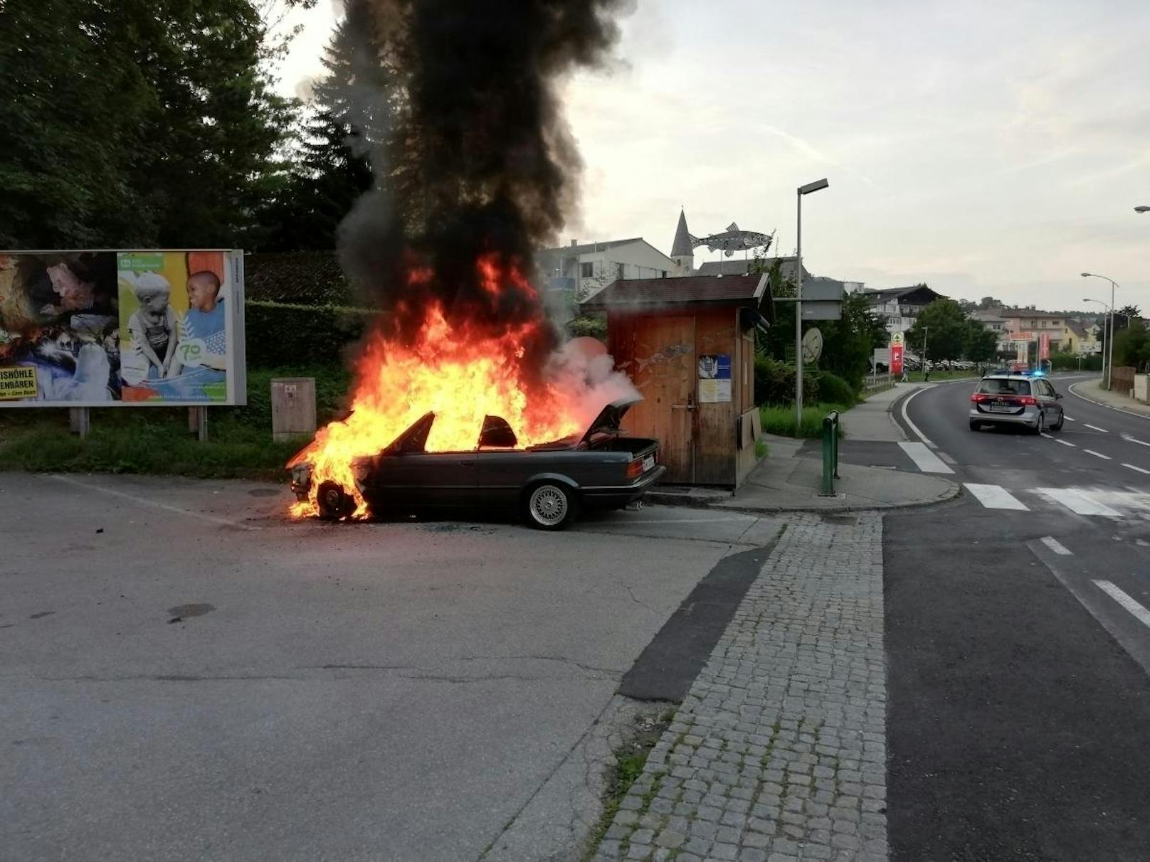 Das Auto wurde auf einen Parkplatz geschoben, da stand es wieder in Flammen.