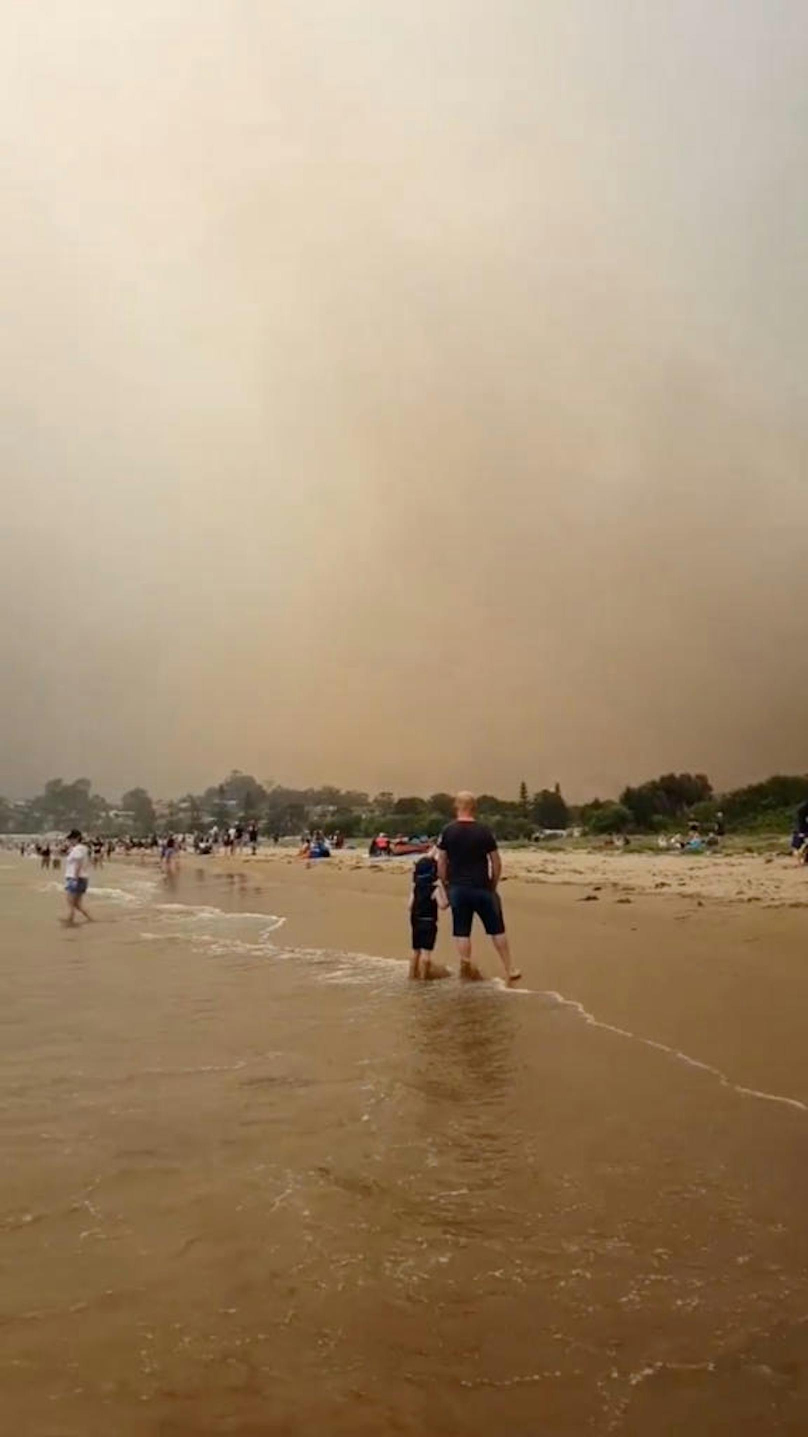 Auch auf Batemans Beach, nördlich von Mallacoota und nahe der Hauptstadt Canberra, sind Touristen von Buschbränden eingeschlossen.