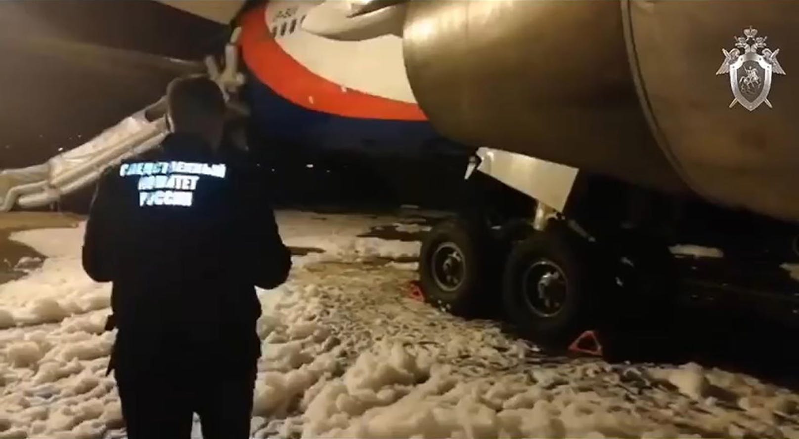Eine Massenpanik während der Evakuierung dieser Boeing 767-300 der russischen Azur Air endete am 26.12.2019 am Flughafen Barnaul mit 54 teils schwer verletzten Passagieren.