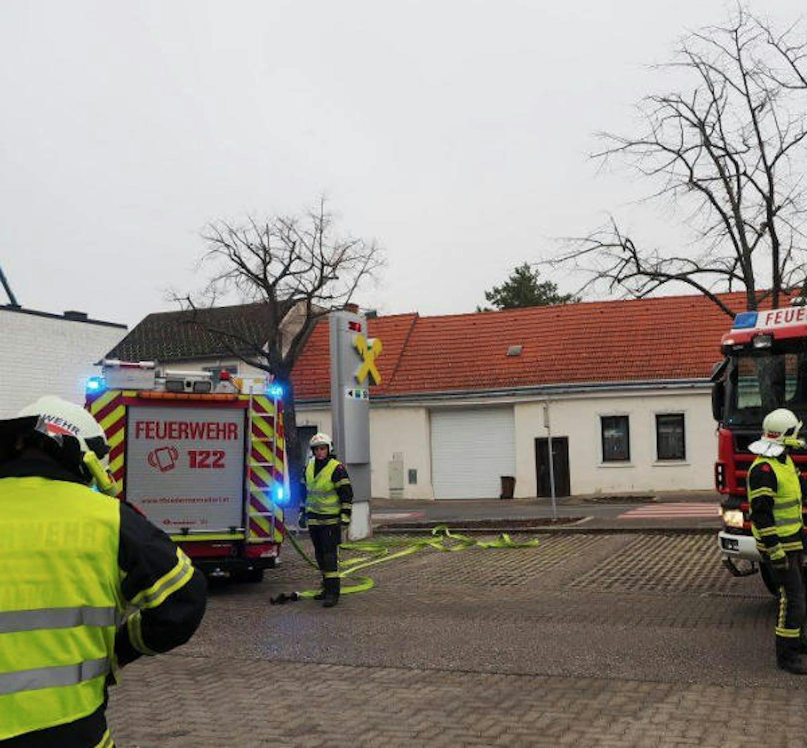 Die Feuerwehr Biedermannsdorf barg die beiden Pkw, die Passantin wurde versorgt und ins Spital gebracht.