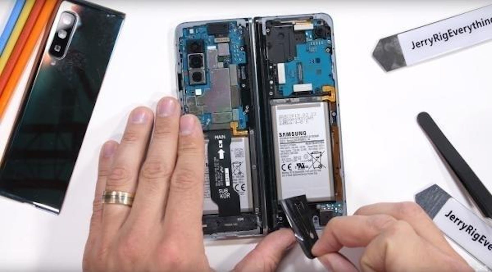 Im Galaxy Fold stecken zwei Batterien - eine pro Seite des faltbaren Handys.