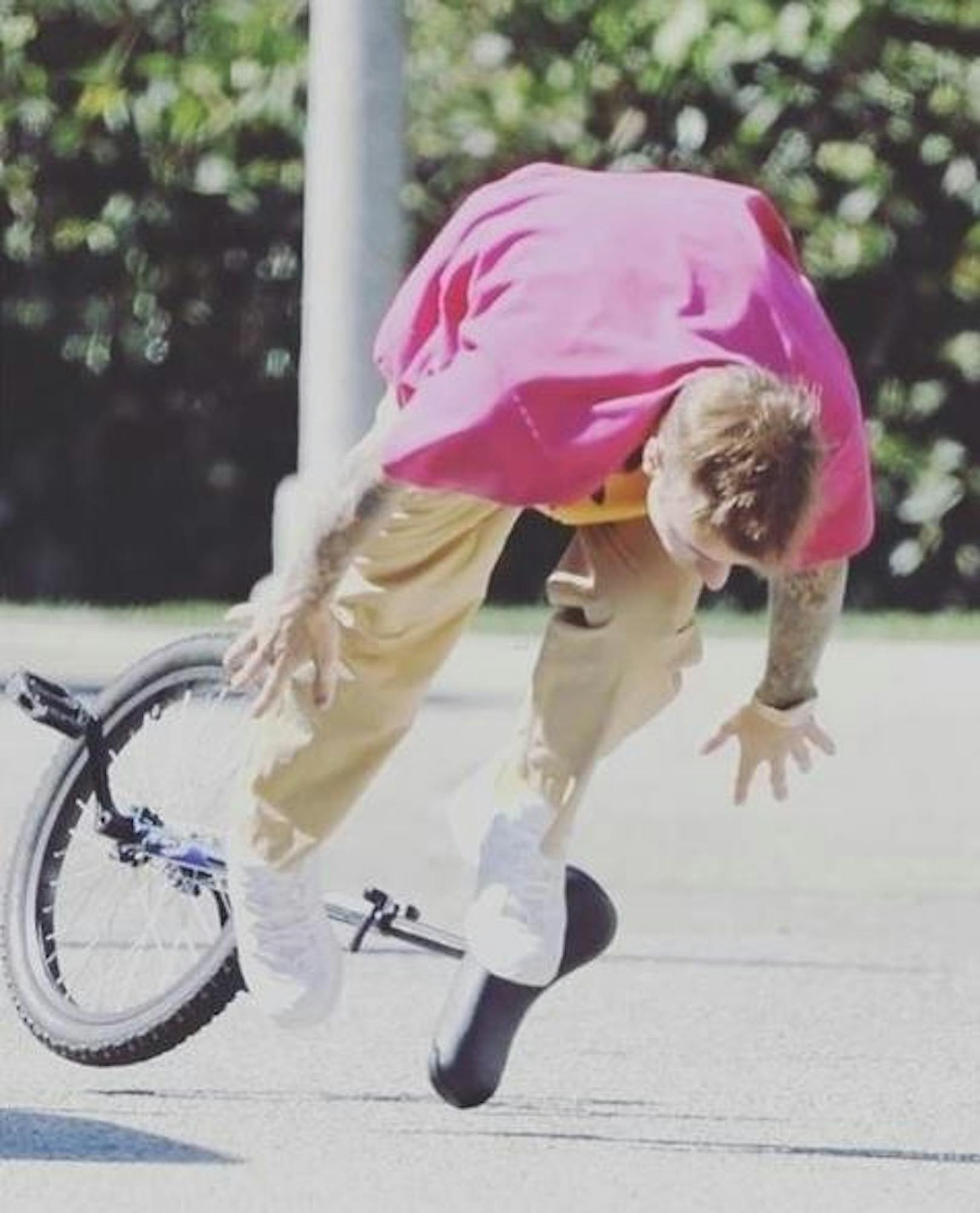 07.01.2020: <strong>Justin Bieber</strong> war bei seinem Ritt auf einem Einrad wohl noch nicht ganz so sattelfest. Der Fotograf hat im richtigen Moment abgedrückt.