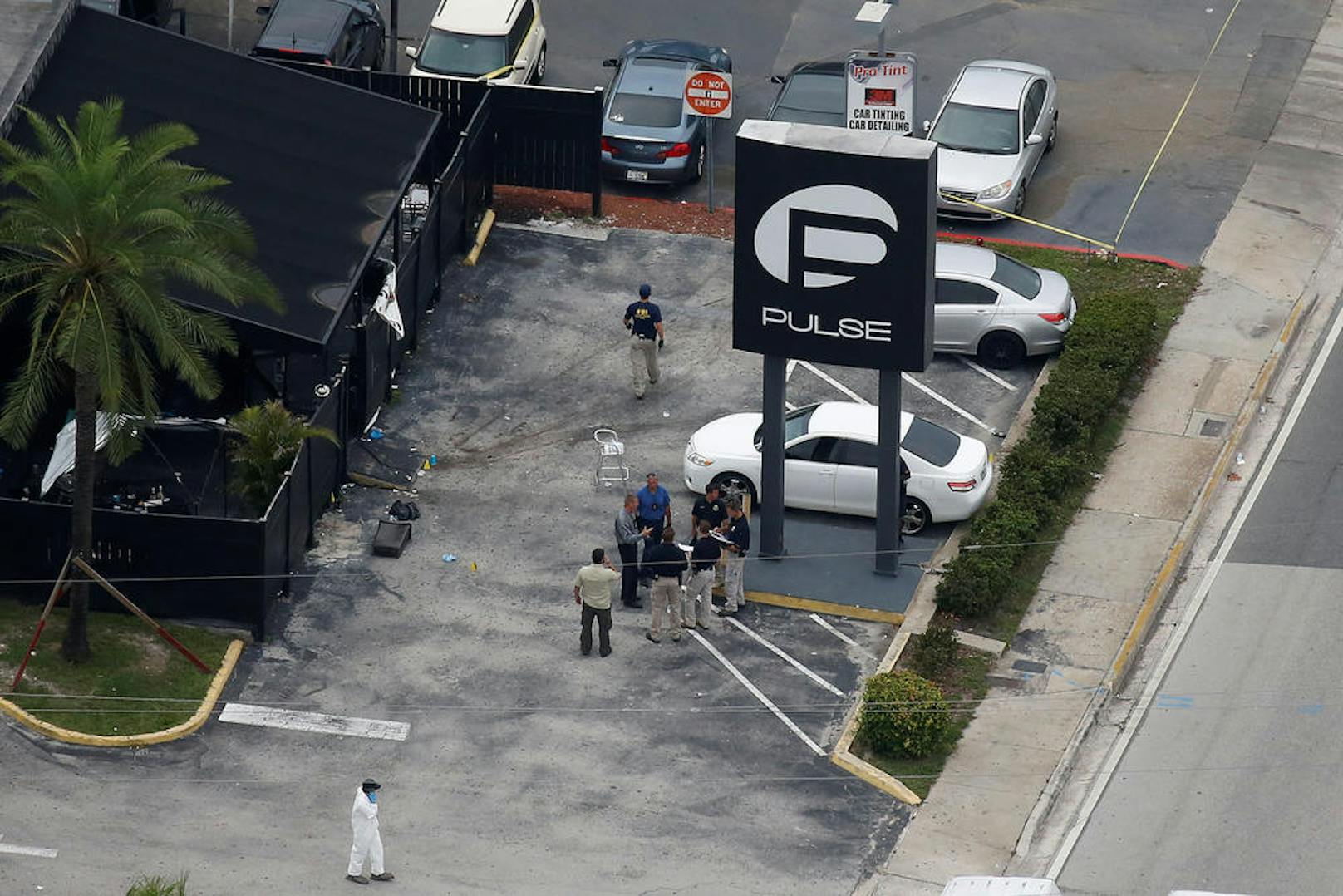 <b>Juni 2016 - 49 Tote:</b> Der 29-jährige Omar Mateen erschießt 49 Besucher eines Nachtclubs in Orlando, der bei Homosexuellen beliebt ist. Spezialeinheiten töten ihn bei der Erstürmung des Clubs. Der Attentäter, US-Bürger mit afghanischen Eltern, hatte sich zuvor zur Terrormiliz Islamischer Staat bekannt.